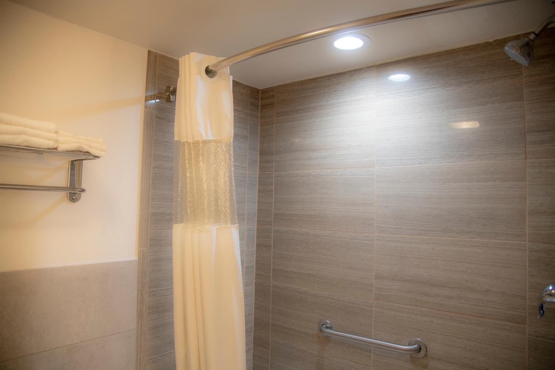 Howard Johnson by Wyndham Allentown/Dorney Hotel & Suites gallery photo in Allentown, PA — image 18