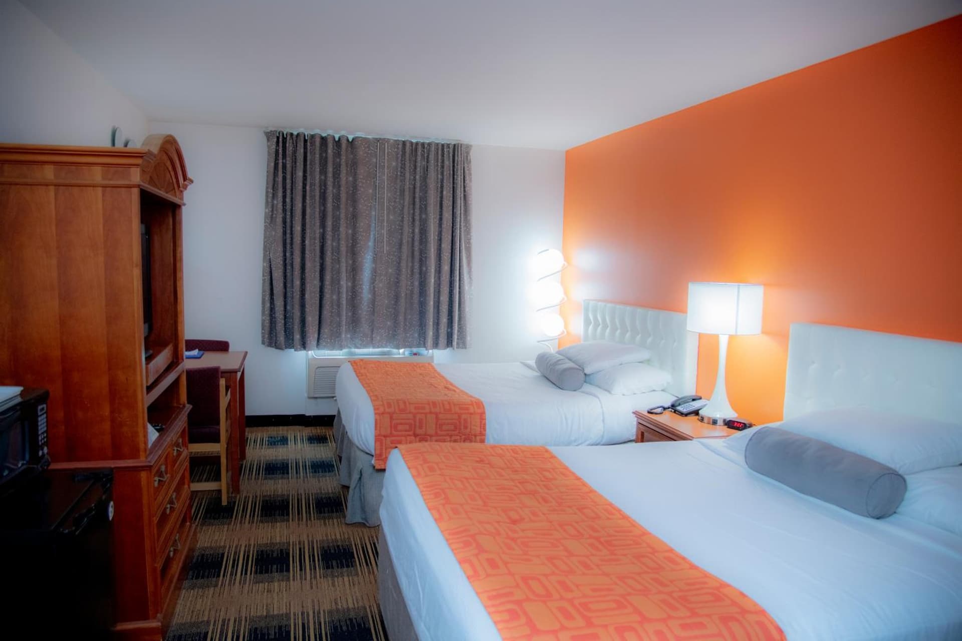 Howard Johnson by Wyndham Allentown/Dorney Hotel & Suites gallery photo in Allentown, PA — image 24