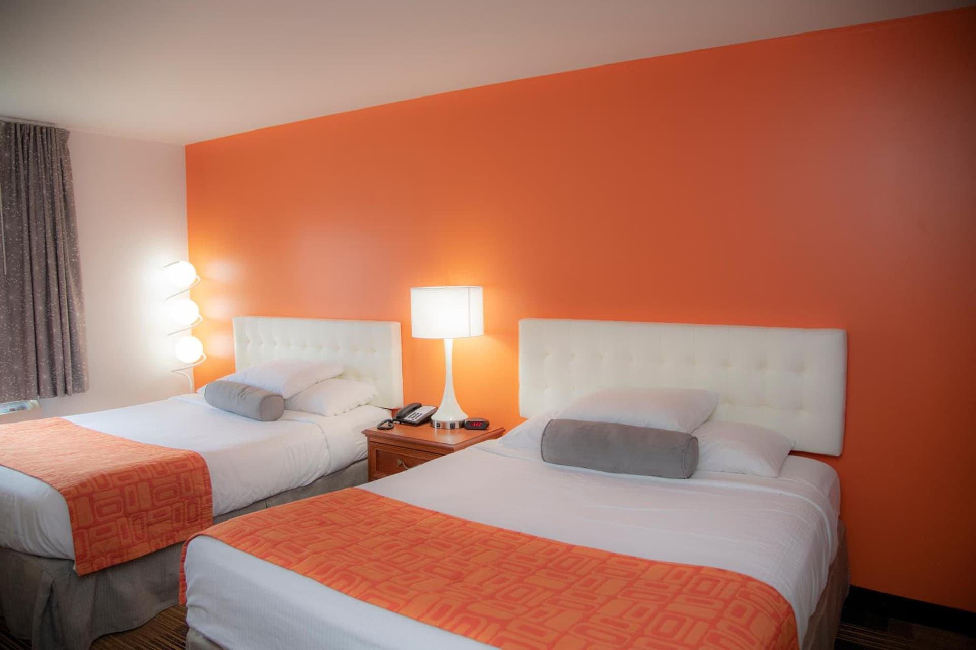Howard Johnson by Wyndham Allentown/Dorney Hotel & Suites gallery photo in Allentown, PA — image 13