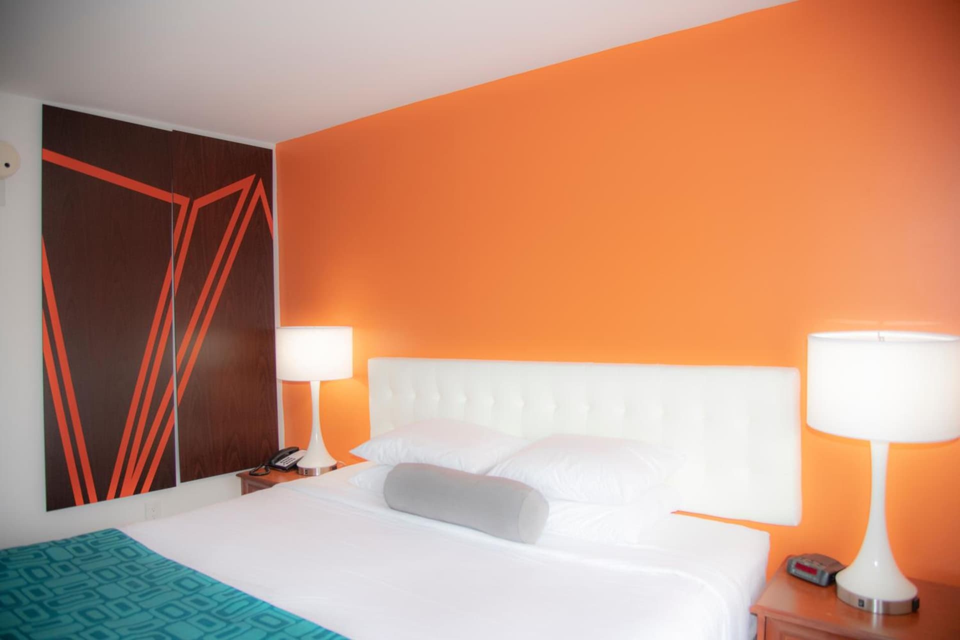 Howard Johnson by Wyndham Allentown/Dorney Hotel & Suites gallery photo in Allentown, PA — image 25