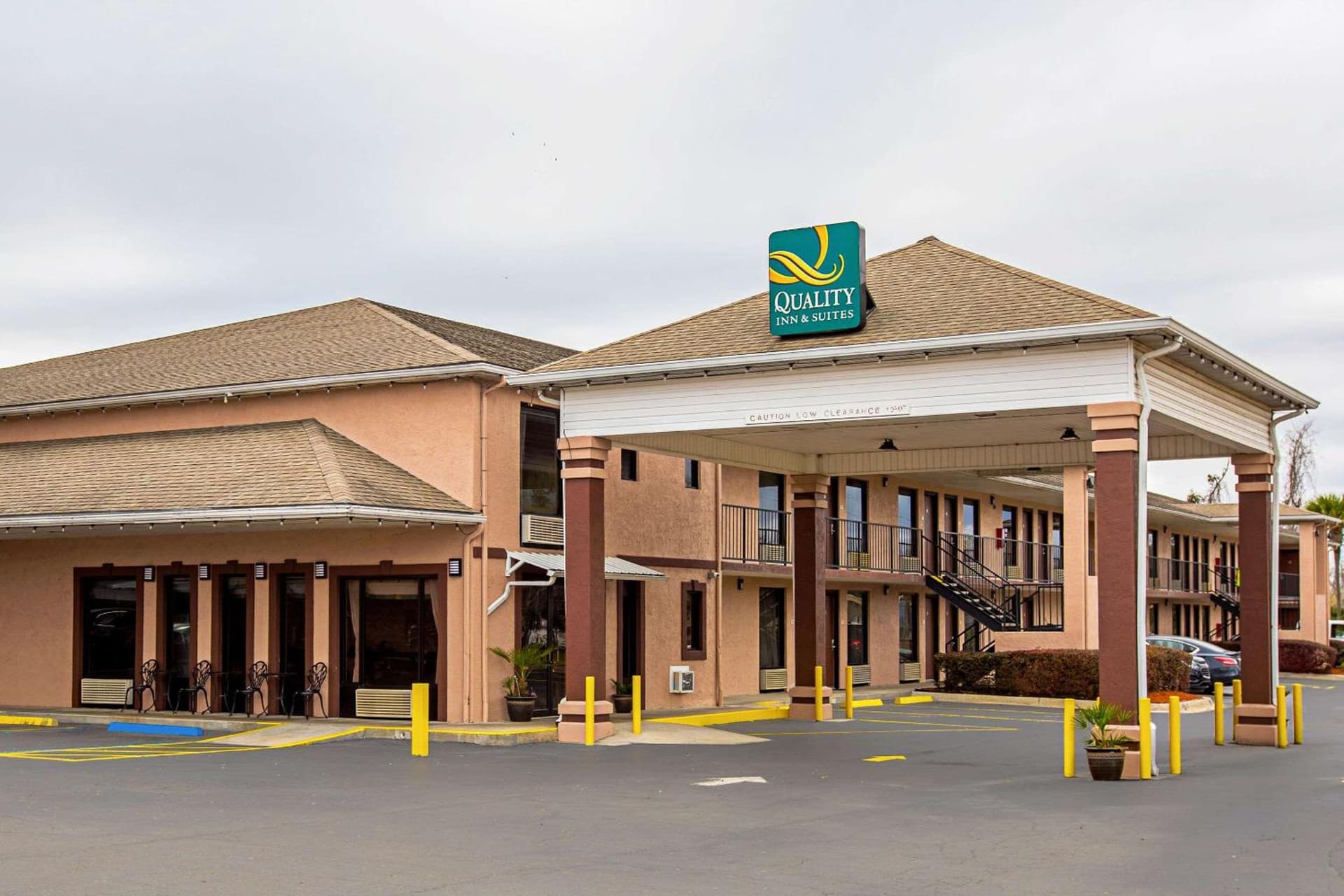 Quality Inn & Suites Live Oak I-10 Exit 283 interior in Live Oak, FL — gallery photo 2