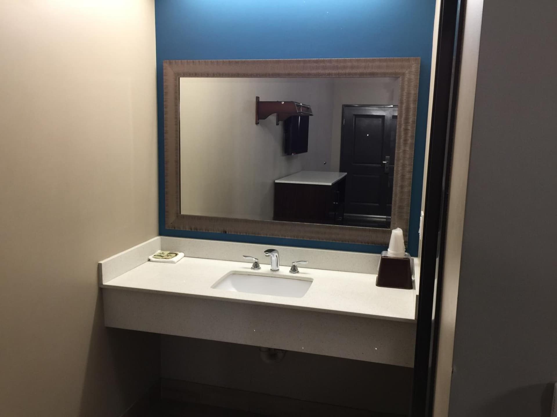 Crystal Palace Inn interior in Maywood, CA — gallery photo 2