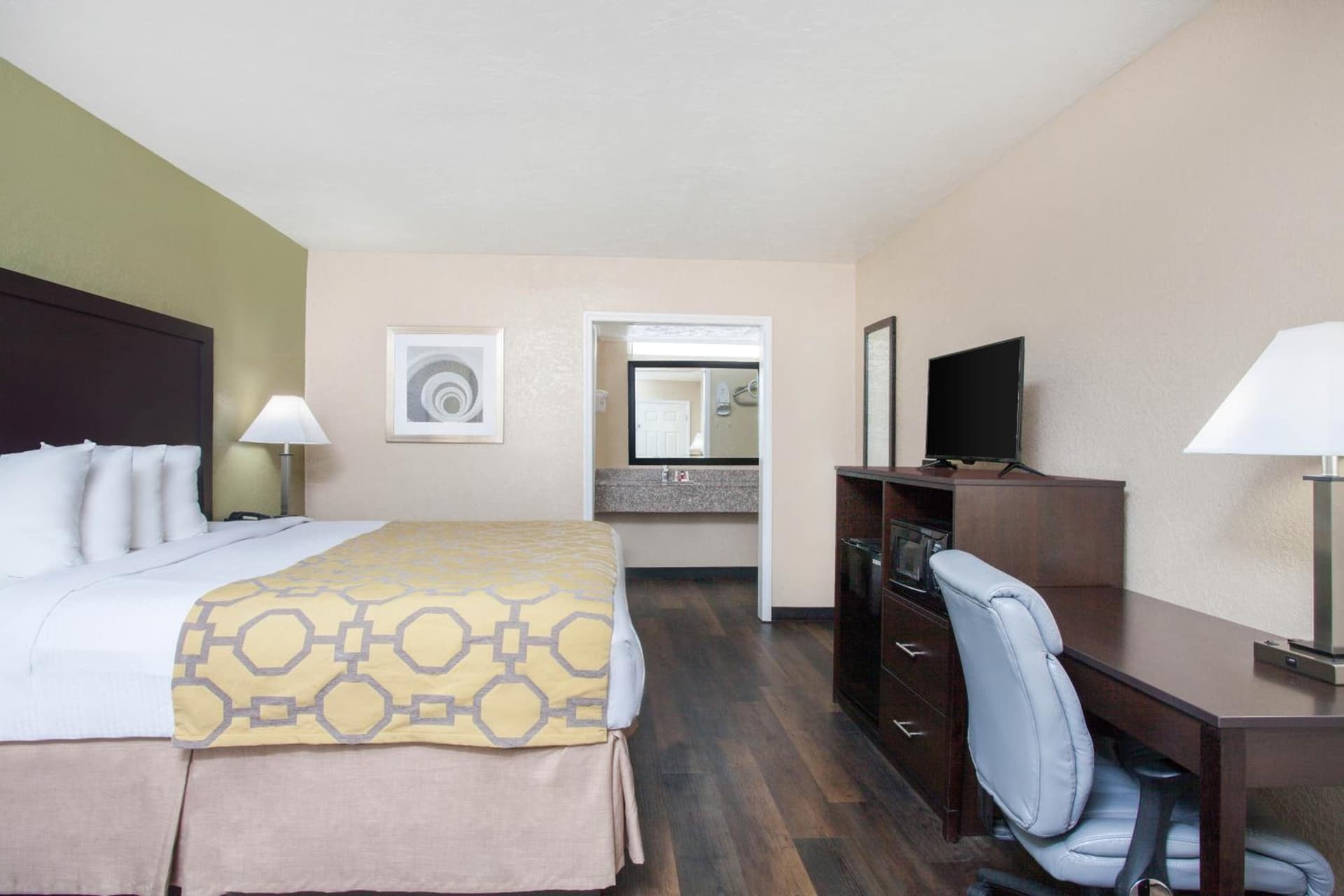 Baymont by Wyndham Lake City I-75 interior in Lake City, FL — gallery photo 2