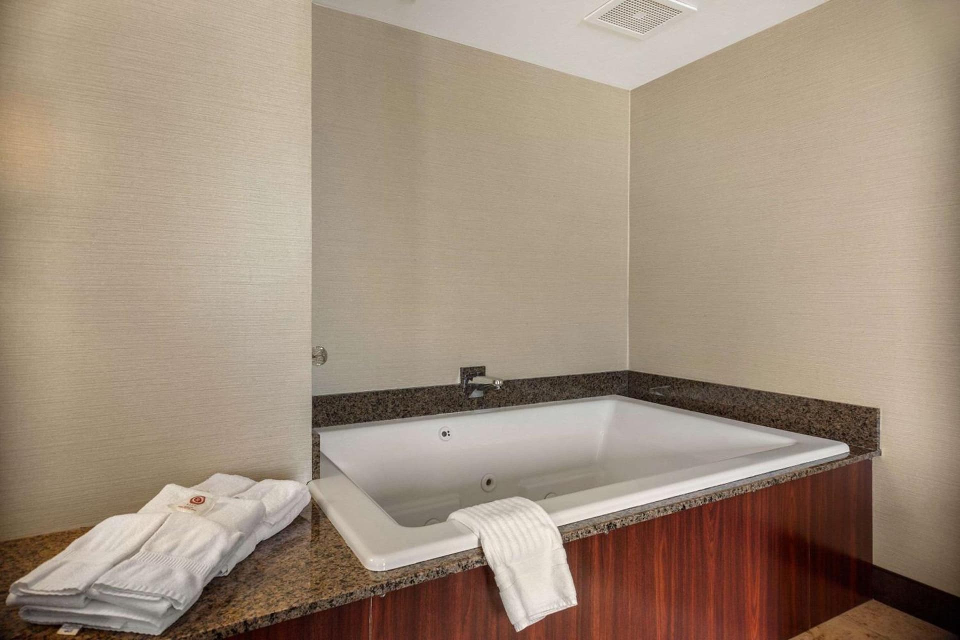 Comfort Suites Green Bay West gallery photo in Green Bay, WI — image 29