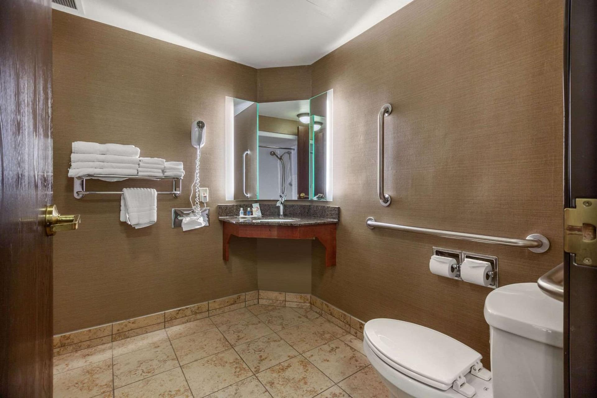 Comfort Suites Green Bay West gallery photo in Green Bay, WI — image 43