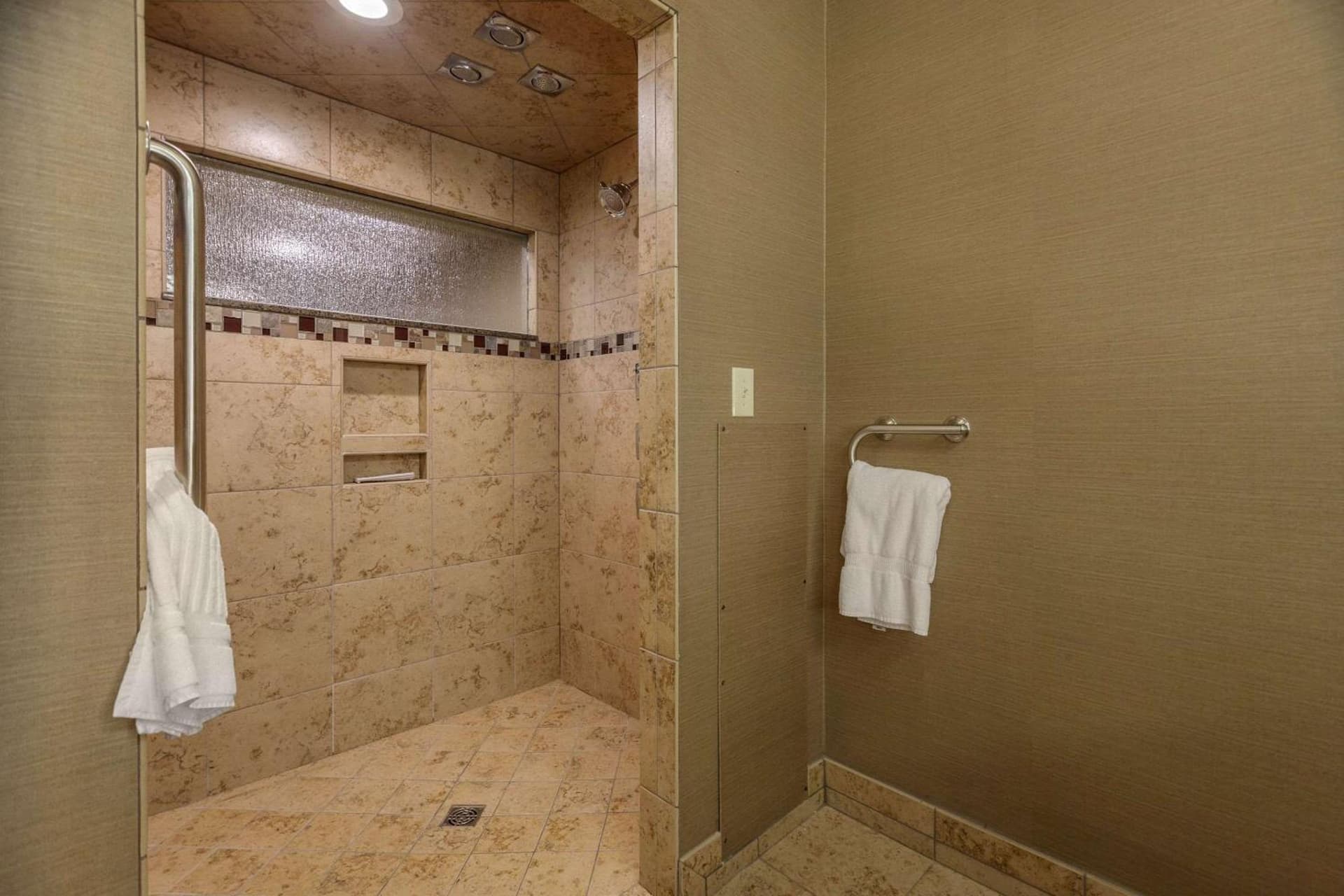 Comfort Suites Green Bay West gallery photo in Green Bay, WI — image 37