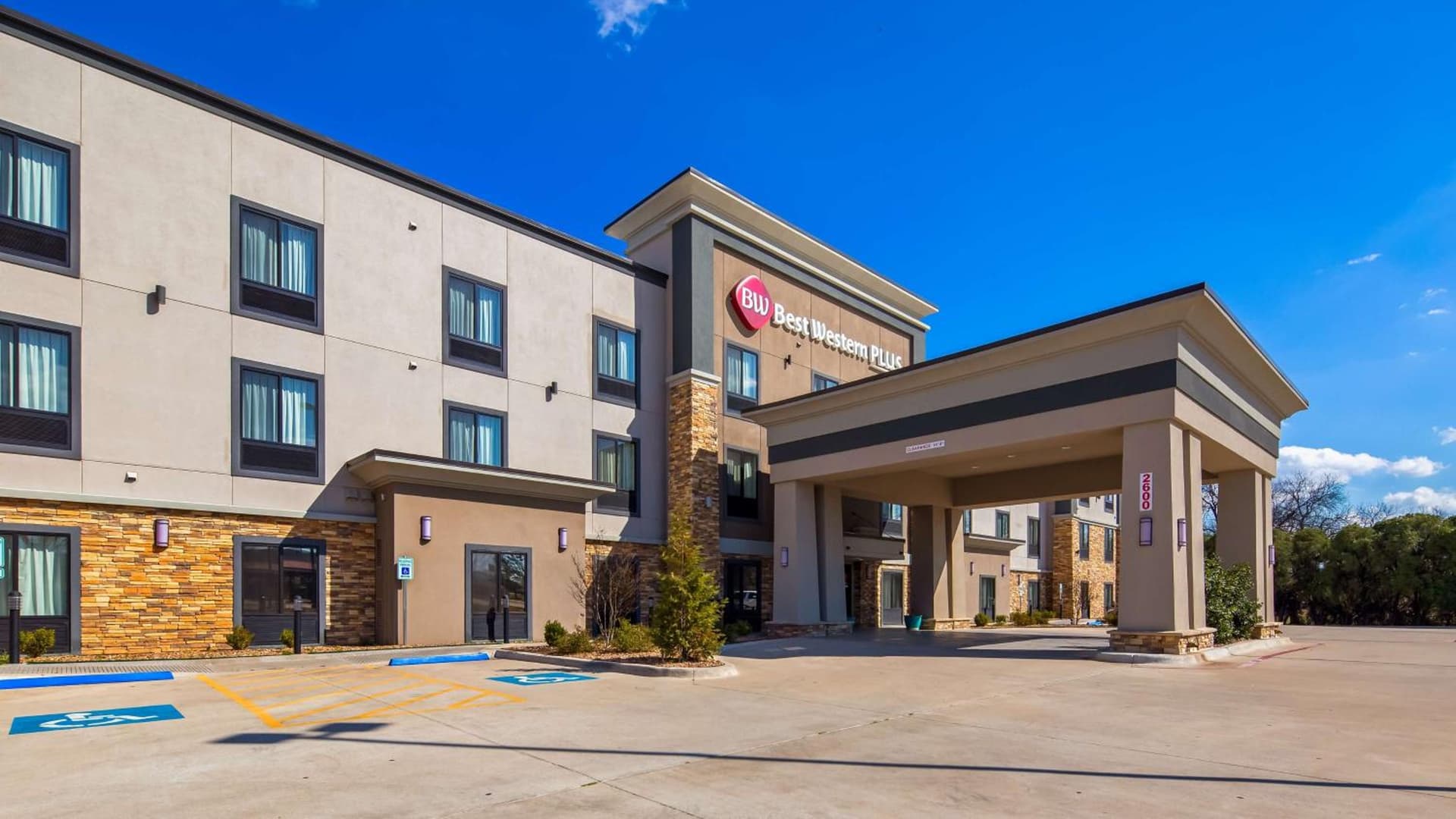 Best Western Plus Ardmore Inn & Suites interior in Ardmore, OK — gallery photo 2