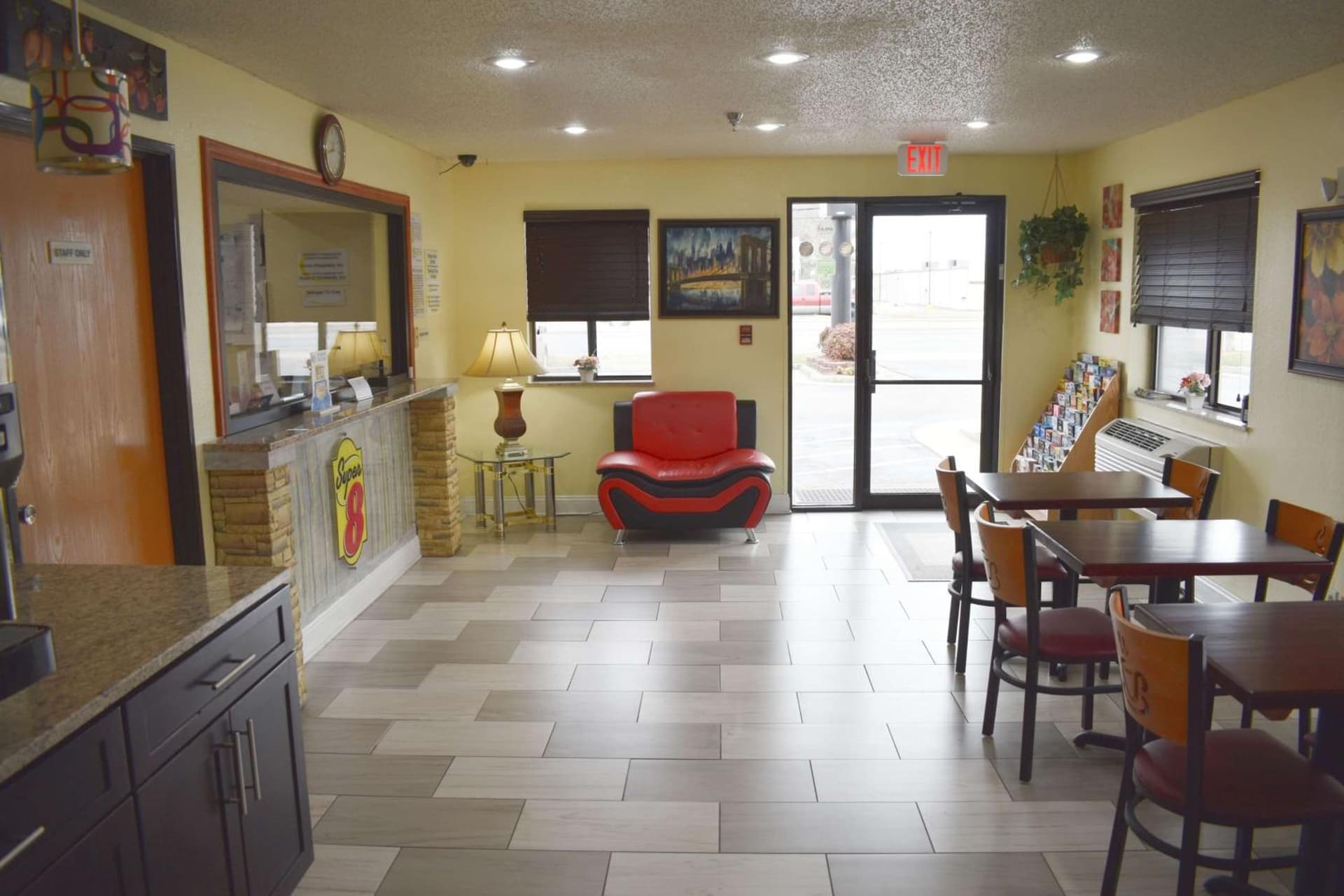 Super 8 by Wyndham Newport News/Jefferson Ave. gallery photo in Newport News, VA — image 25