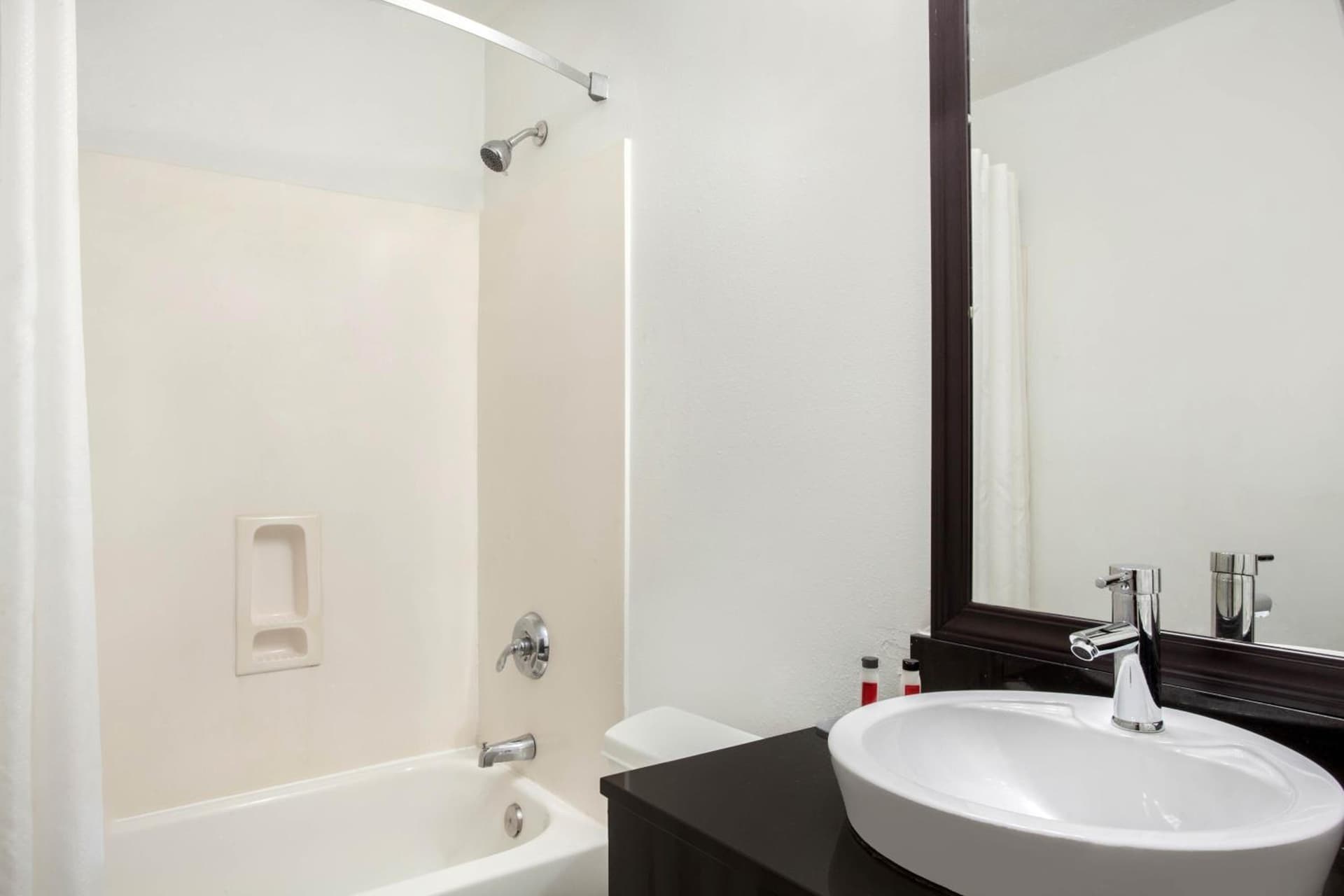 Super 8 by Wyndham Pensacola gallery photo in Pensacola, FL — image 12