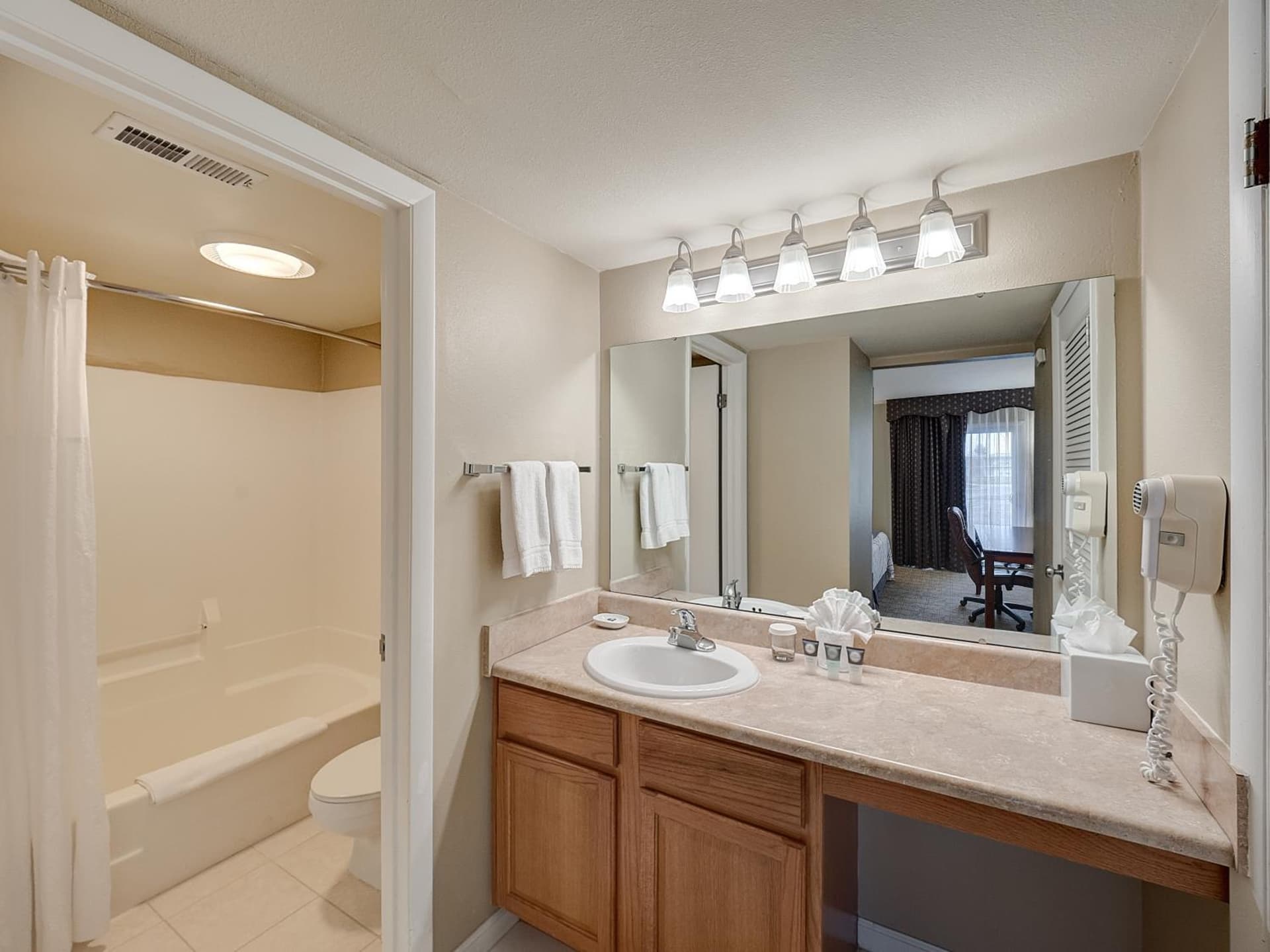 Red Lion Inn & Suites Urbana gallery photo in Champaign, IL — image 37