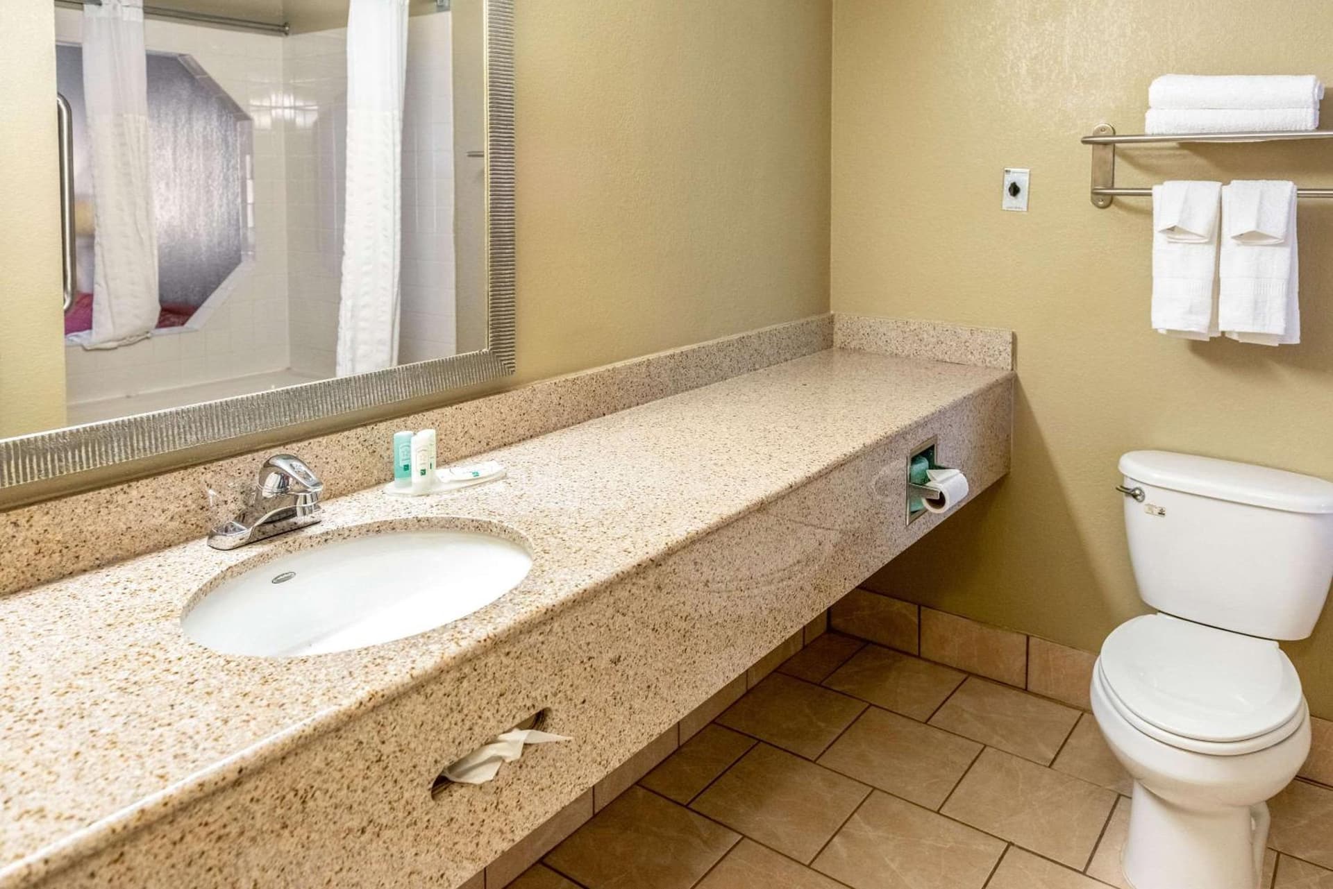 Quality Inn & Suites Seville interior in Seville, OH — gallery photo 2