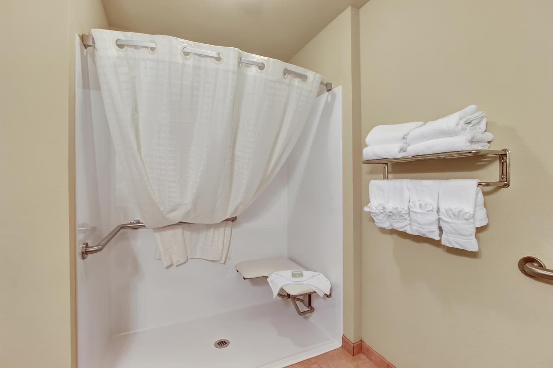 Cobblestone Hotel & Suites - Waynesboro gallery photo in Rouzerville, PA — image 7