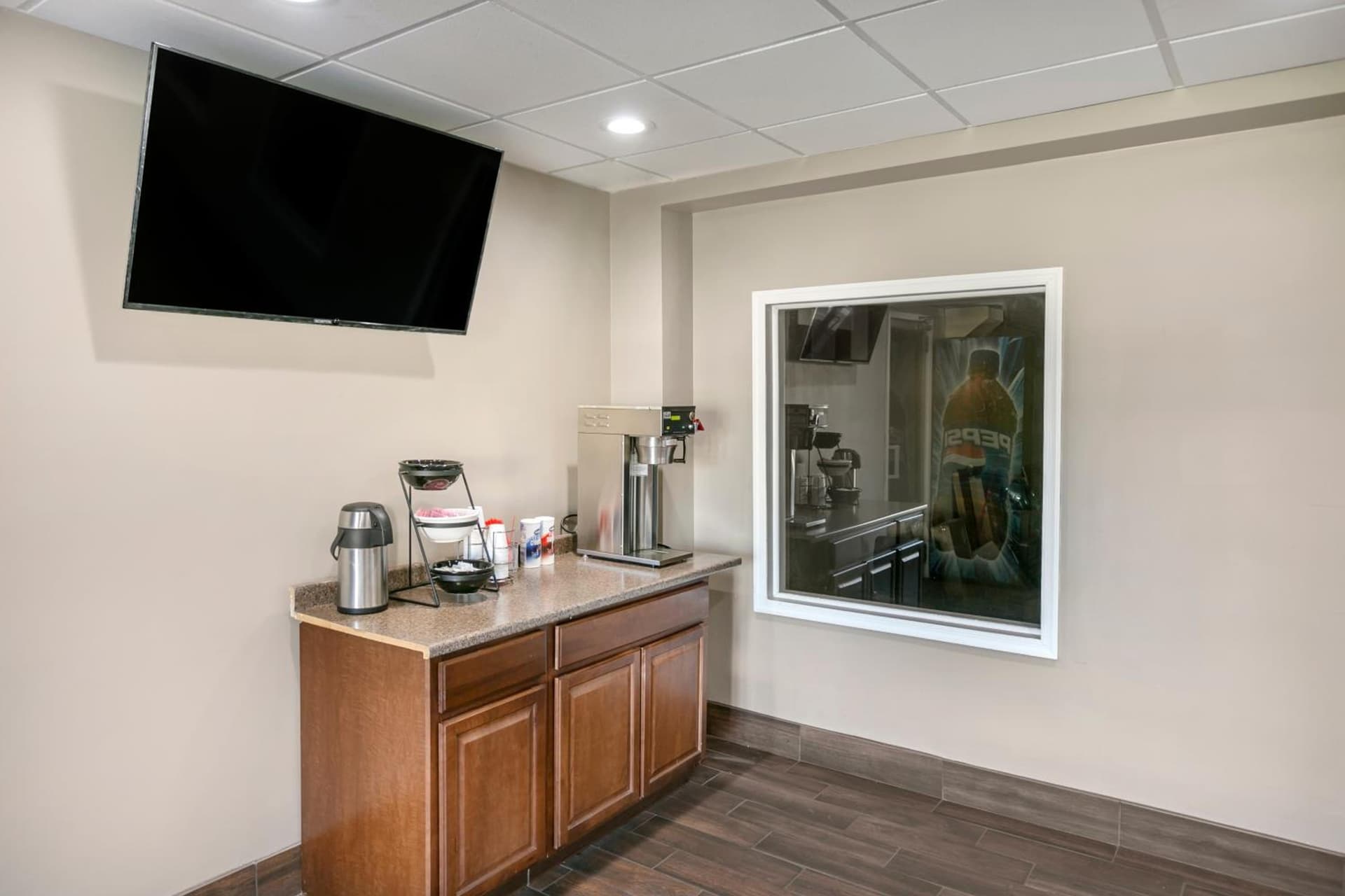 Knights Inn Bristol property views in Levittown, PA — gallery photo 3