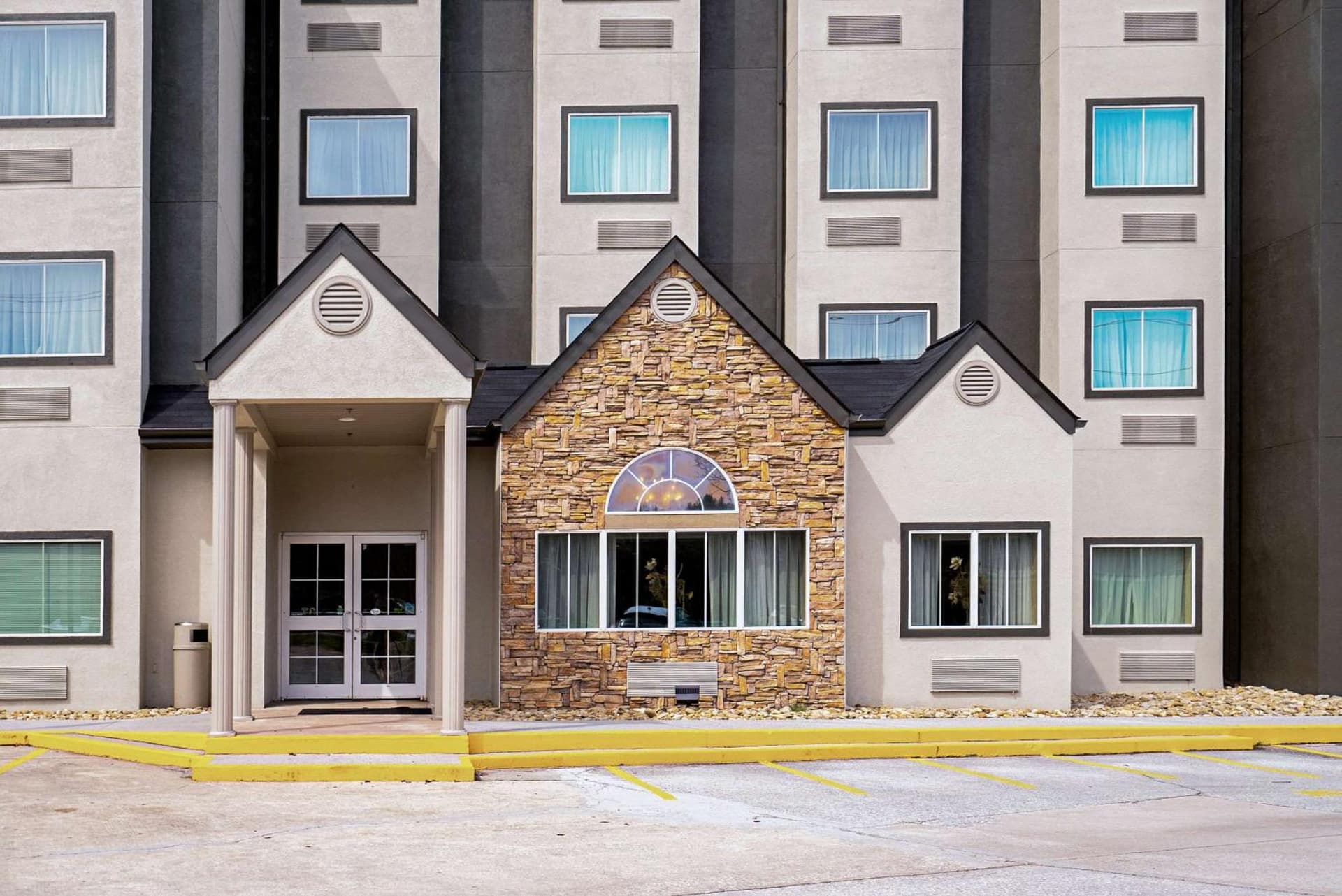 Quality Inn & Suites Robbinsville interior in Robbinsville, NC — gallery photo 2