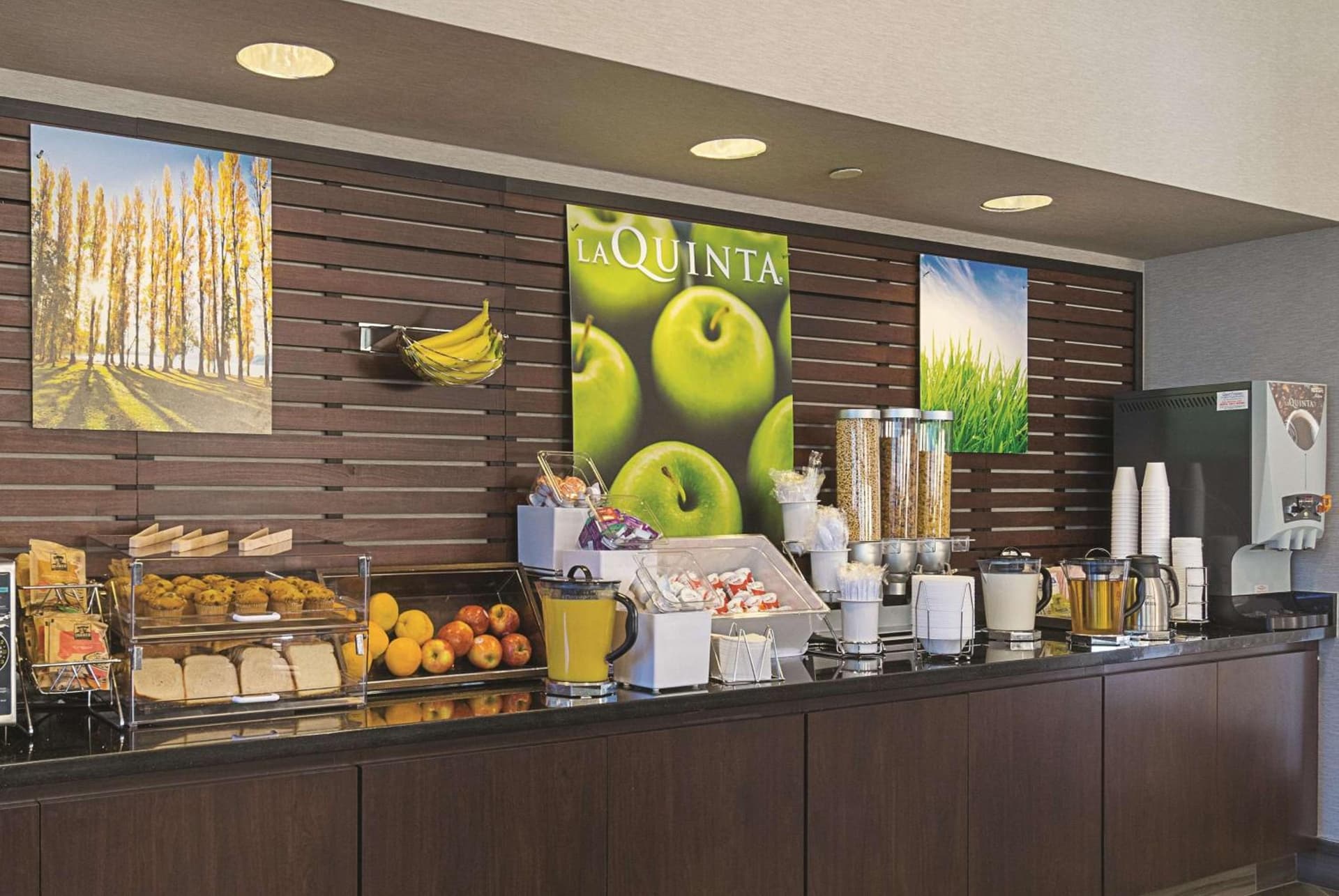 La Quinta Inn & Suites by Wyndham Ontario Airport gallery photo in Ontario, CA — image 47