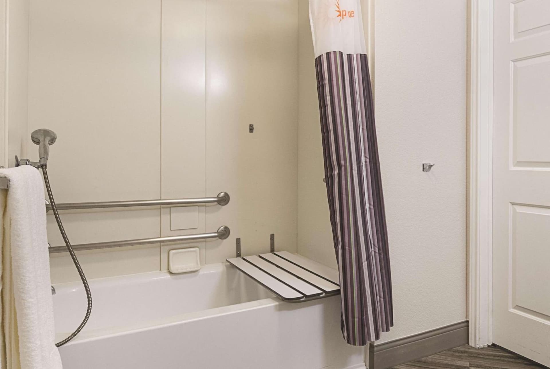 La Quinta Inn & Suites by Wyndham Ontario Airport gallery photo in Ontario, CA — image 21
