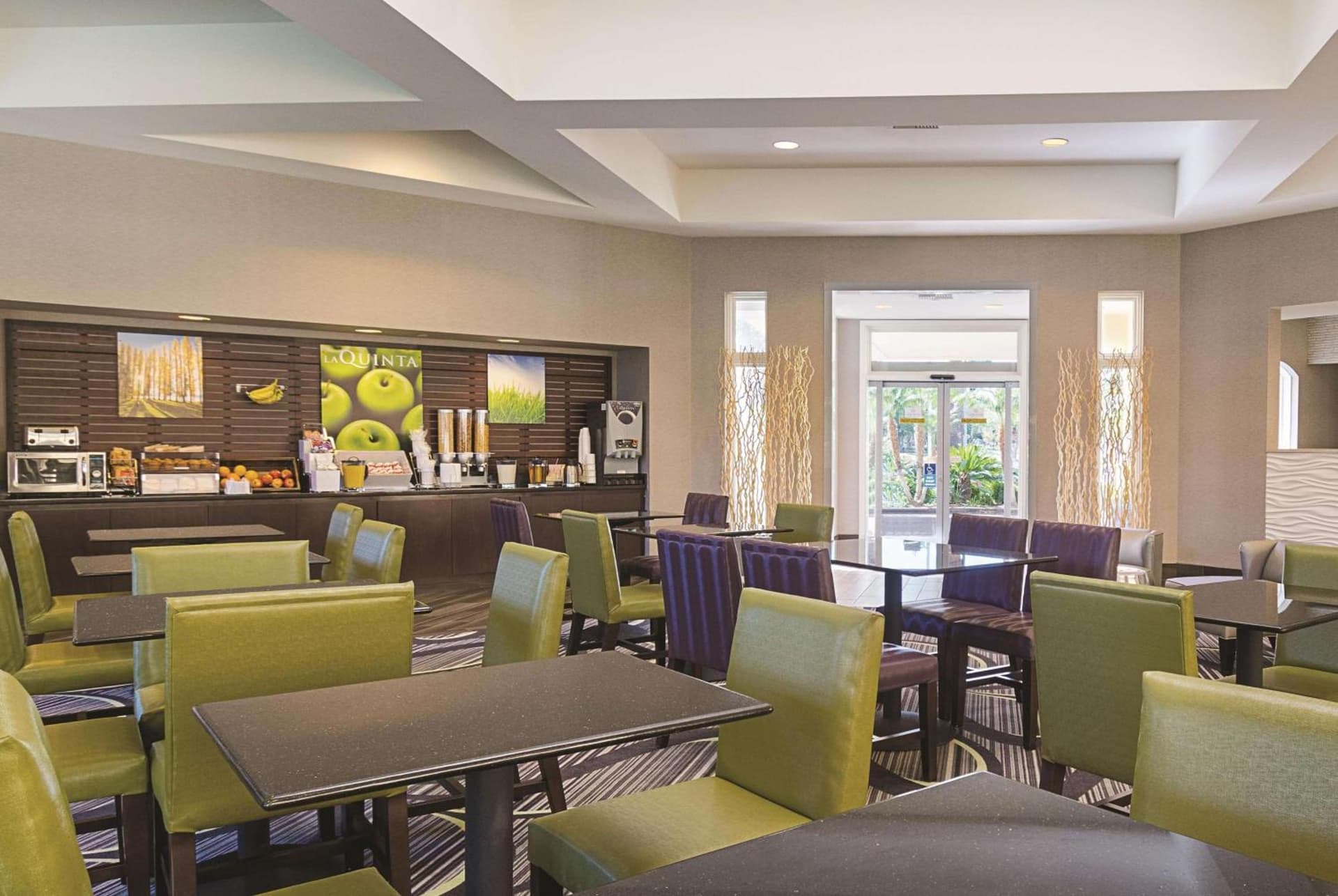 La Quinta Inn & Suites by Wyndham Ontario Airport gallery photo in Ontario, CA — image 5