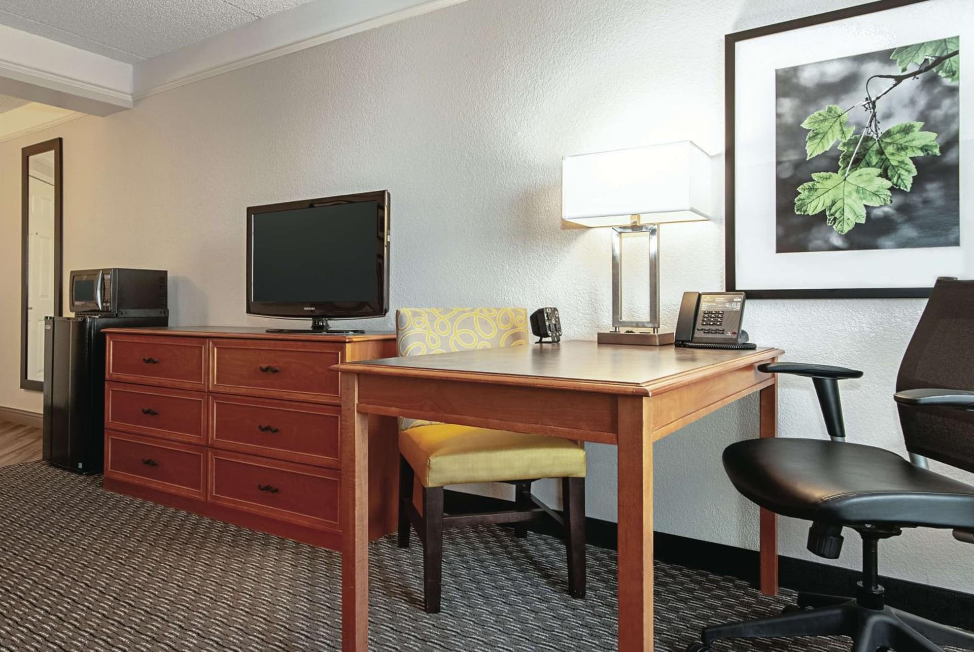 La Quinta Inn & Suites by Wyndham Ontario Airport gallery photo in Ontario, CA — image 4