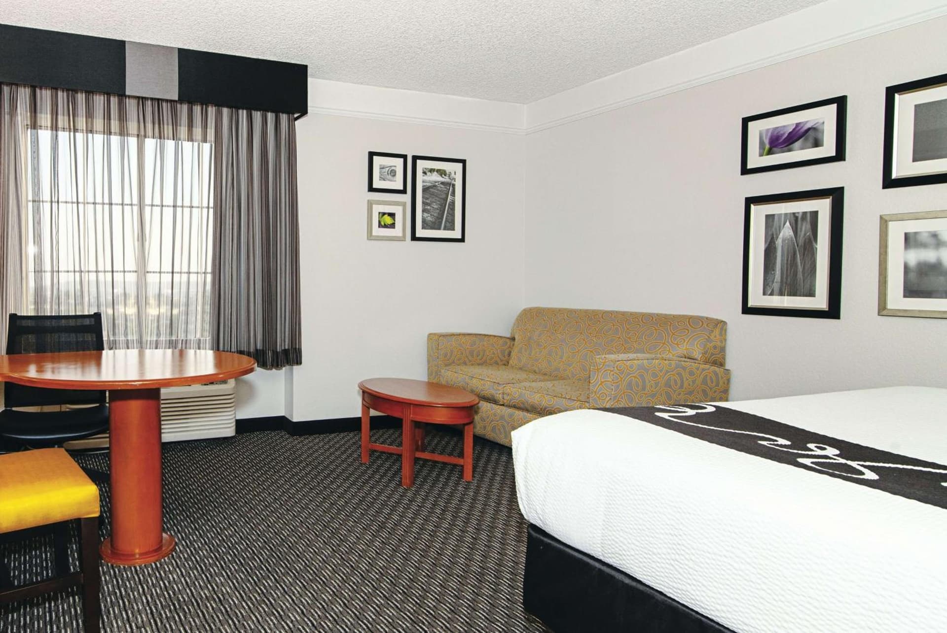 La Quinta Inn & Suites by Wyndham Ontario Airport gallery photo in Ontario, CA — image 17