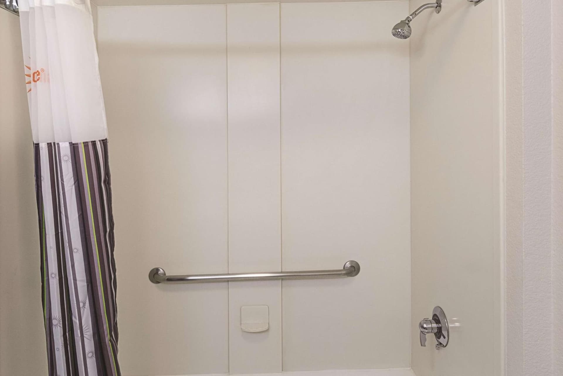 La Quinta Inn & Suites by Wyndham Ontario Airport gallery photo in Ontario, CA — image 10