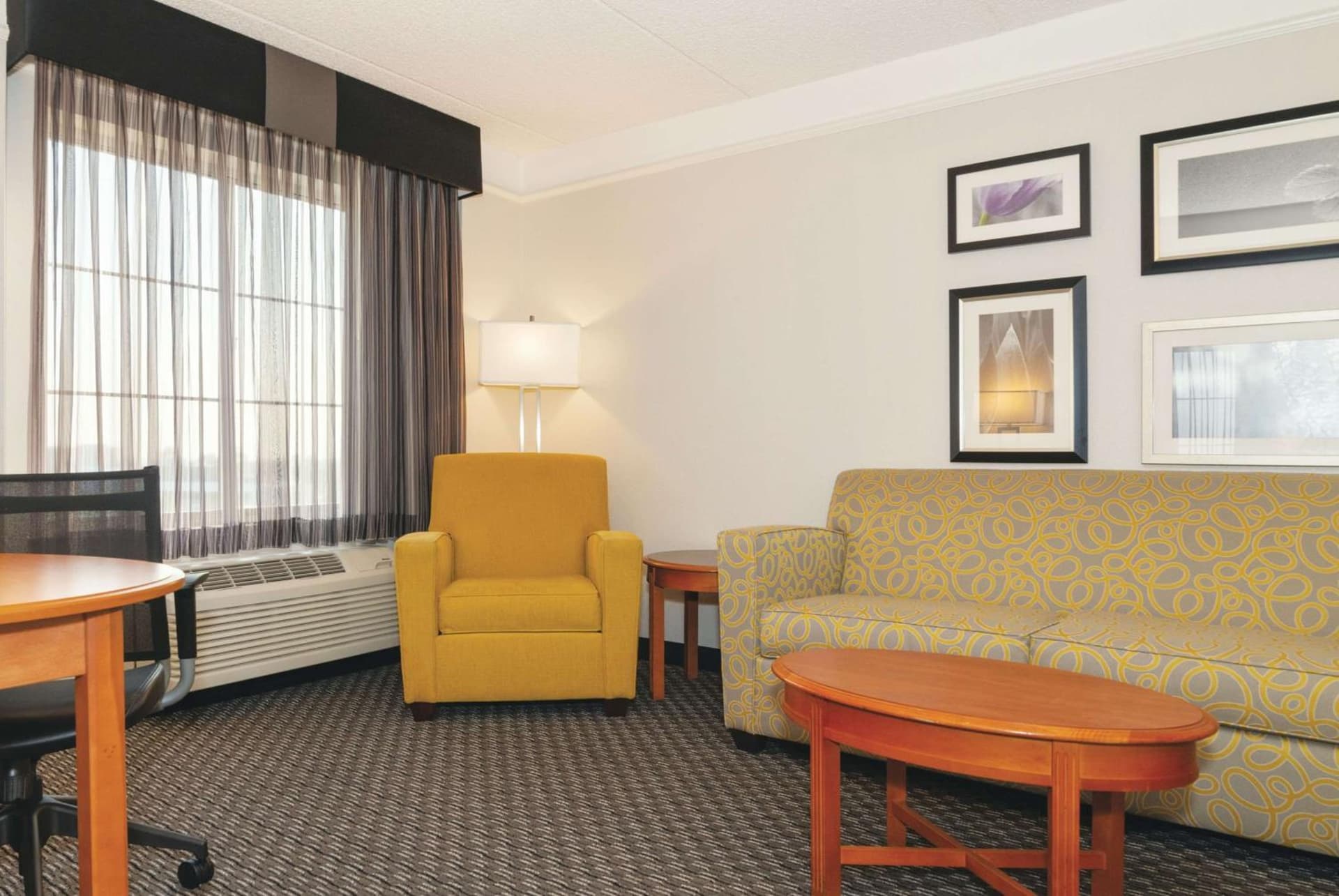 La Quinta Inn & Suites by Wyndham Ontario Airport interior in Ontario, CA — gallery photo 2