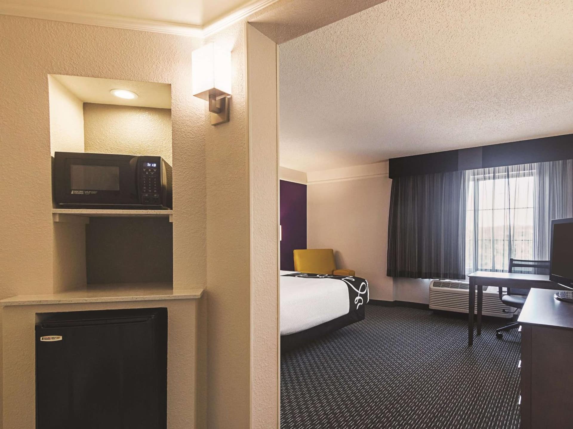 La Quinta by Wyndham Oklahoma City - NW Expwy interior in Oklahoma City, OK — gallery photo 2