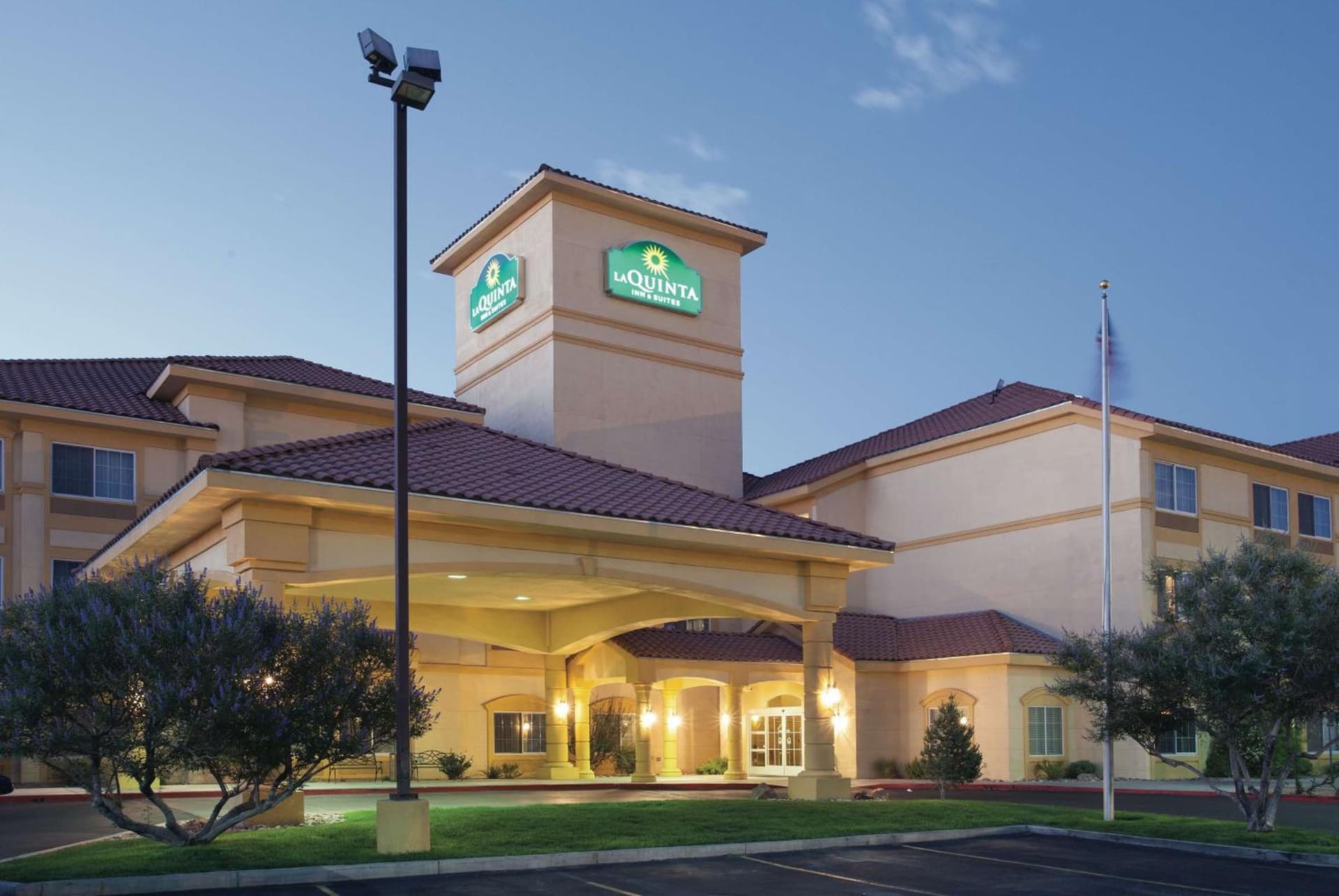 La Quinta Inn & Suites by Wyndham Albuquerque Midtown interior in Albuquerque, NM — gallery photo 2