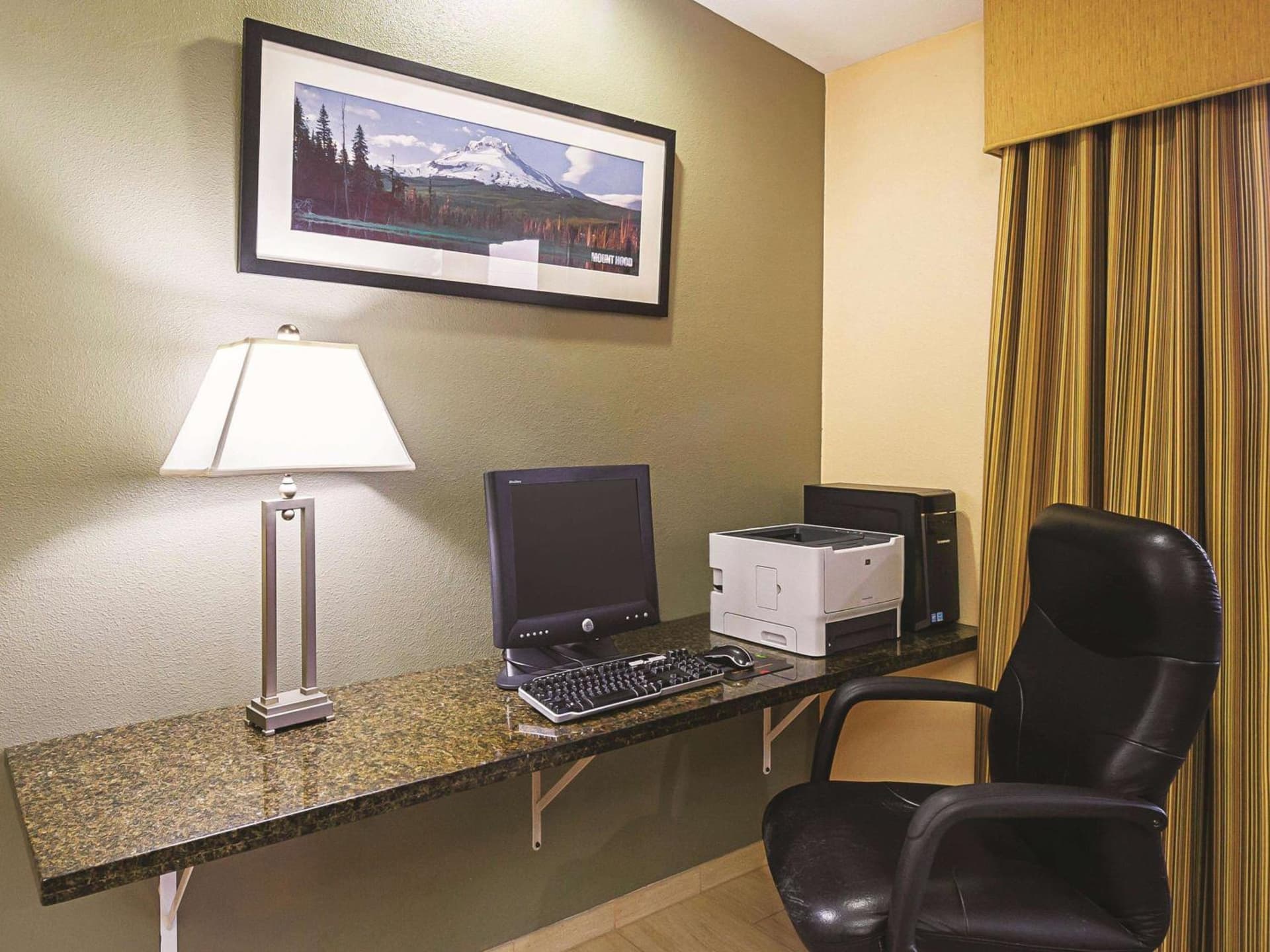 La Quinta by Wyndham Woodburn gallery photo in Woodburn, OR — image 15