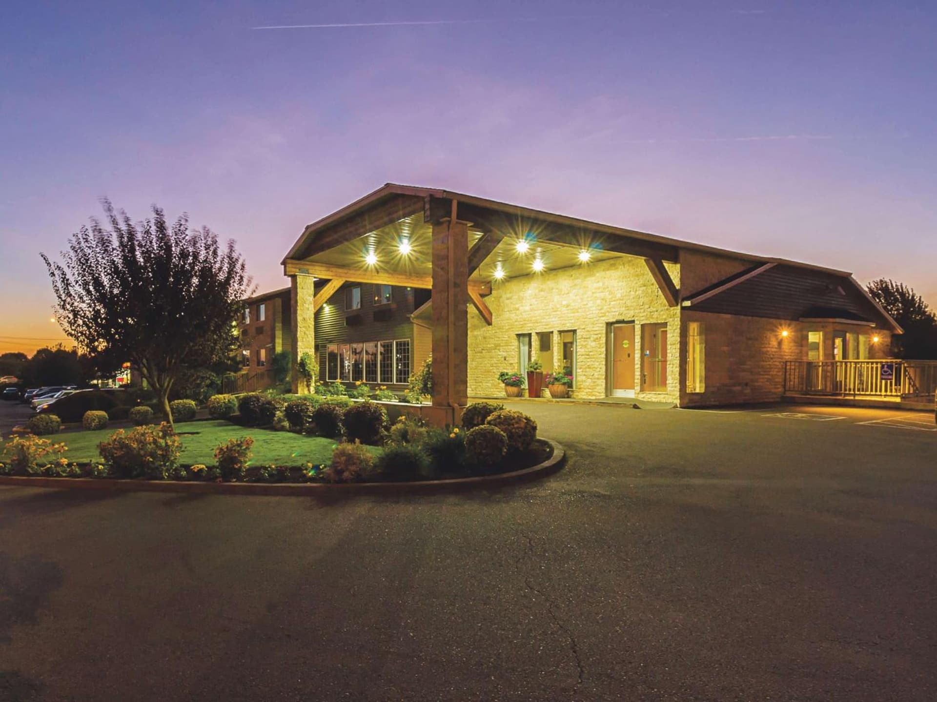 La Quinta by Wyndham Woodburn interior in Woodburn, OR — gallery photo 2
