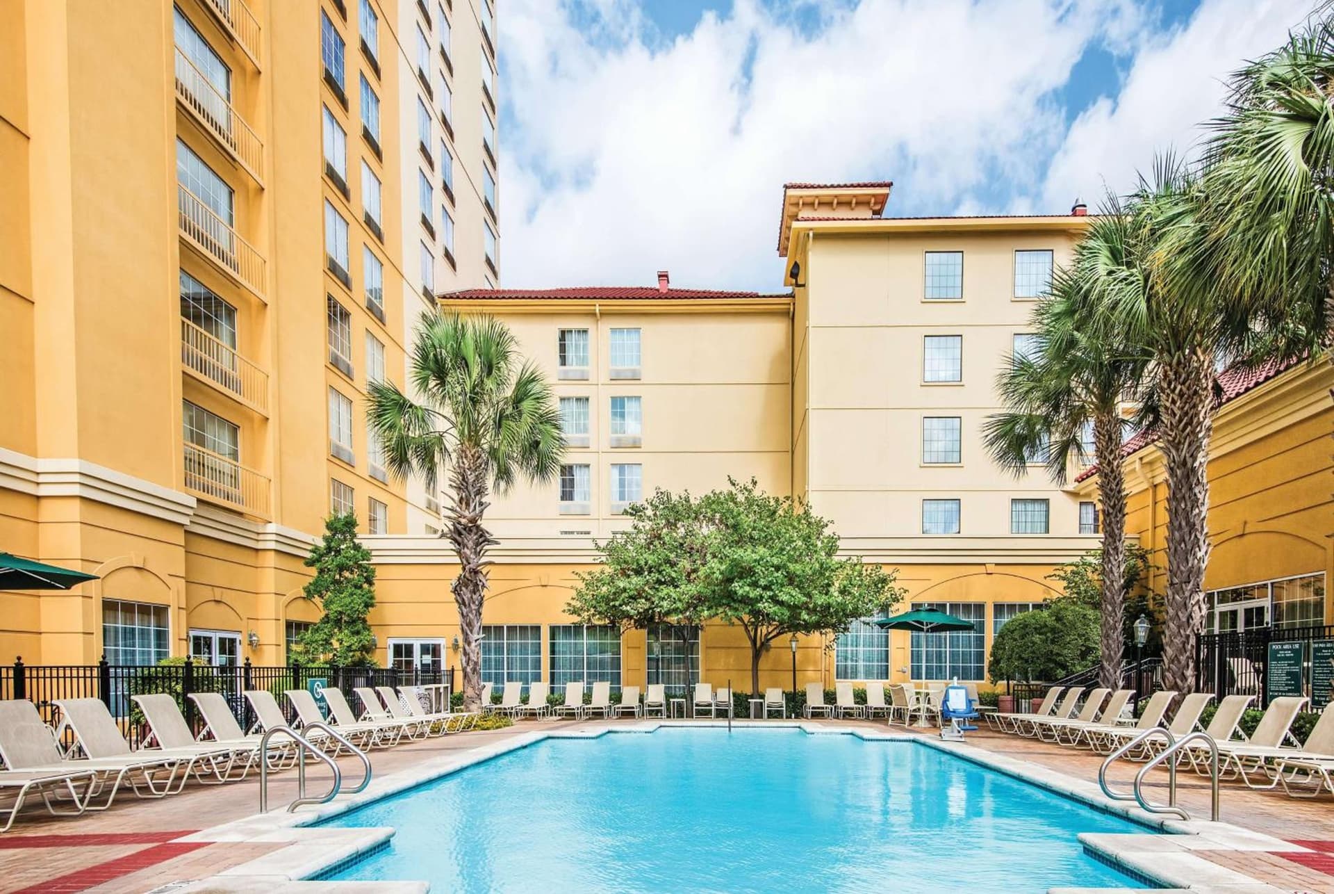 La Quinta Inn & Suites by Wyndham San Antonio Riverwalk interior in San Antonio, TX — gallery photo 2