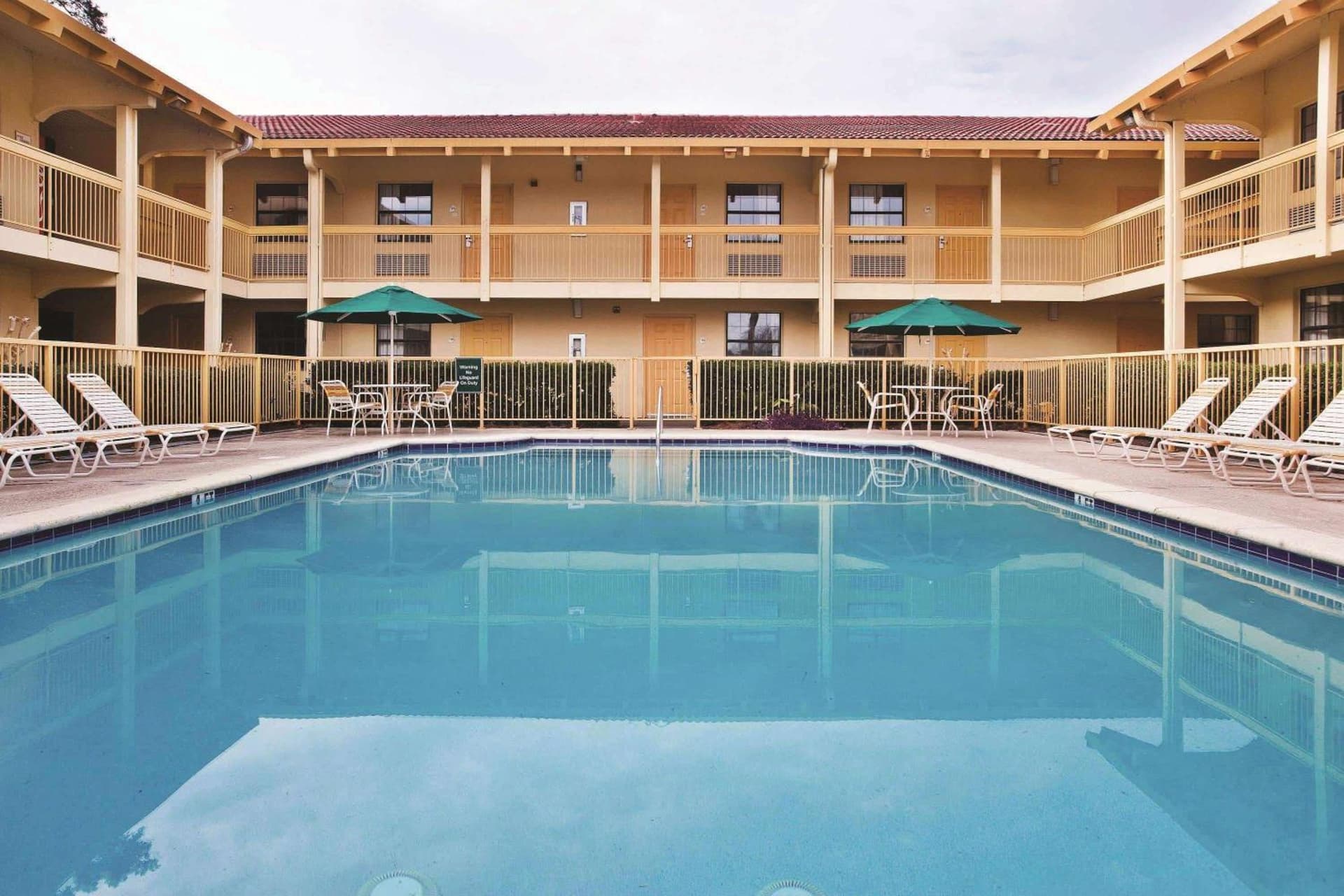 La Quinta Inn by Wyndham Savannah Midtown interior in Savannah, GA — gallery photo 2