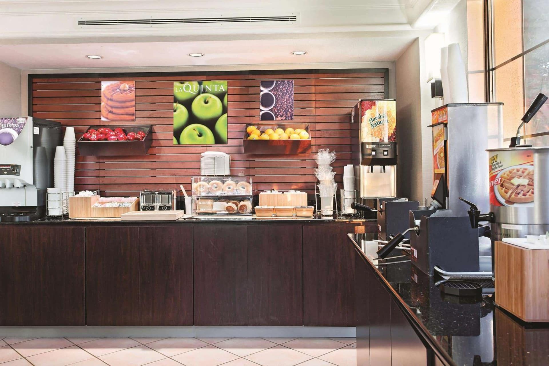 La Quinta Inn by Wyndham Champaign gallery photo in Champaign, IL — image 33