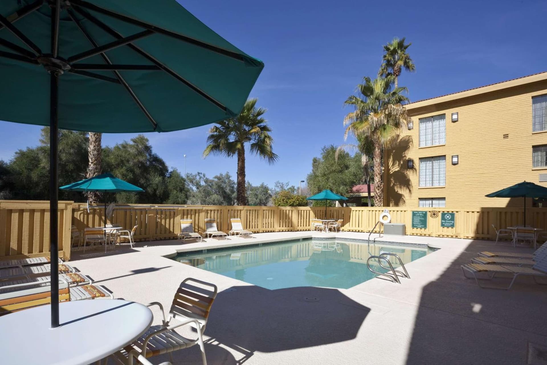 La Quinta Inn by Wyndham Phoenix Sky Harbor Airport interior in Tempe, AZ — gallery photo 2