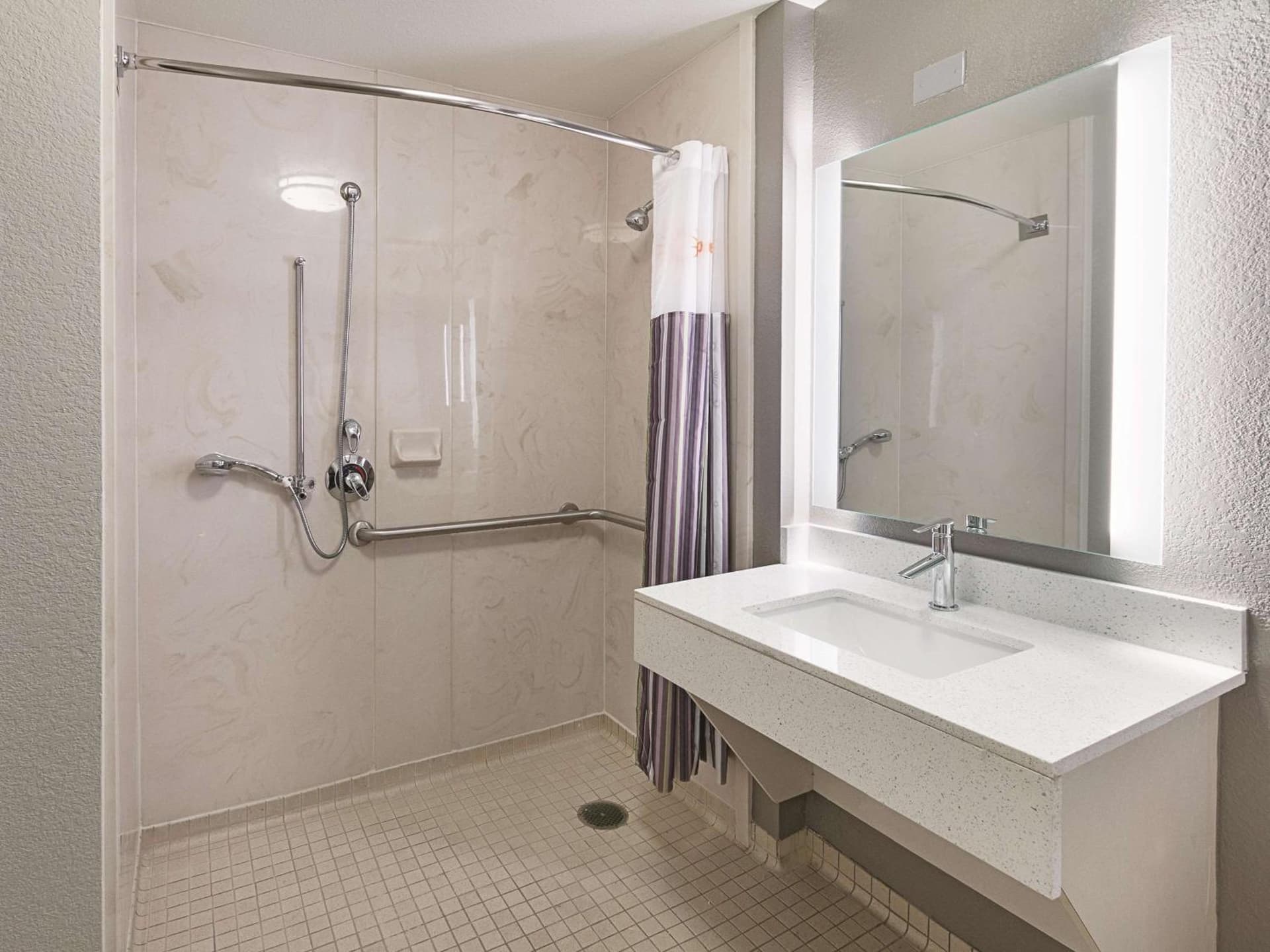 La Quinta by Wyndham Arlington North 6 Flags Dr gallery photo in Arlington, TX — image 27