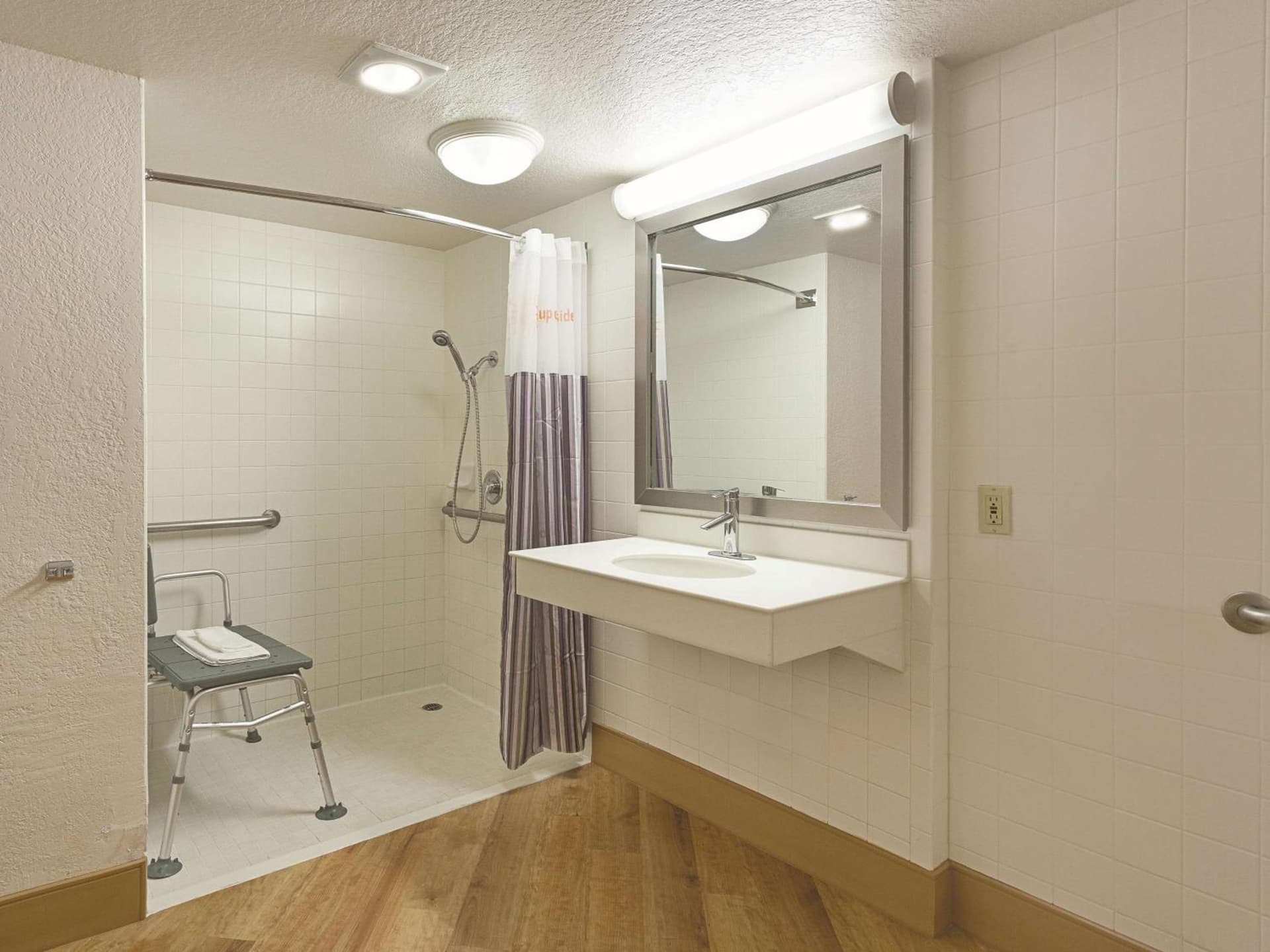 La Quinta Inn by Wyndham San Diego Chula Vista interior in Chula Vista, CA — gallery photo 2