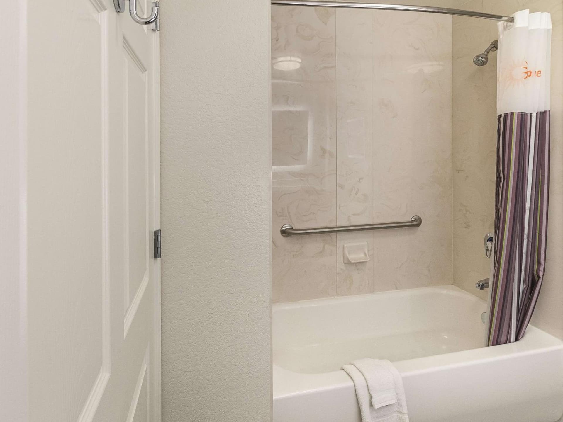 La Quinta by Wyndham Arlington North 6 Flags Dr gallery photo in Arlington, TX — image 26