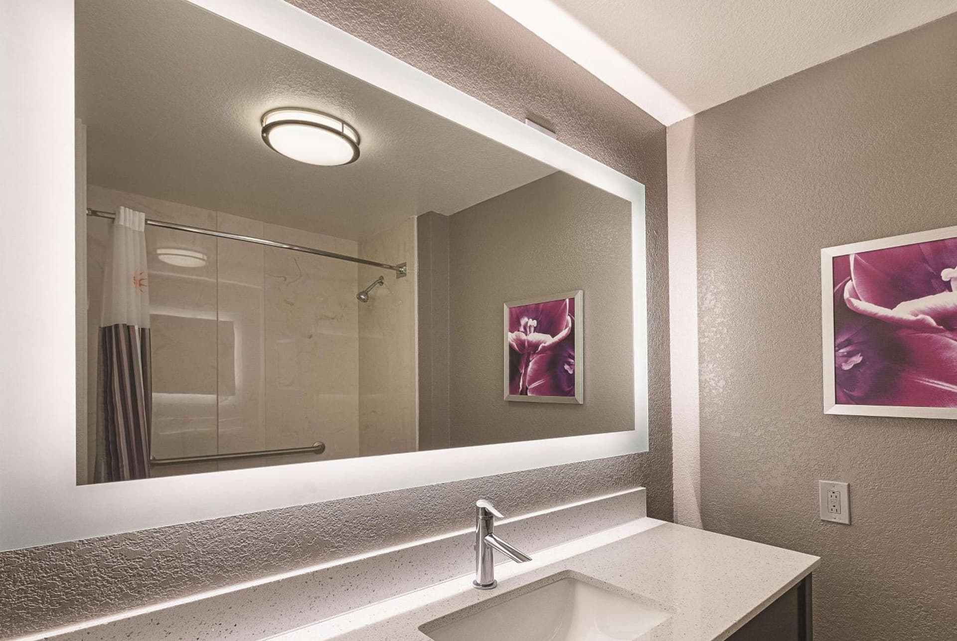 La Quinta by Wyndham Arlington North 6 Flags Dr gallery photo in Arlington, TX — image 34