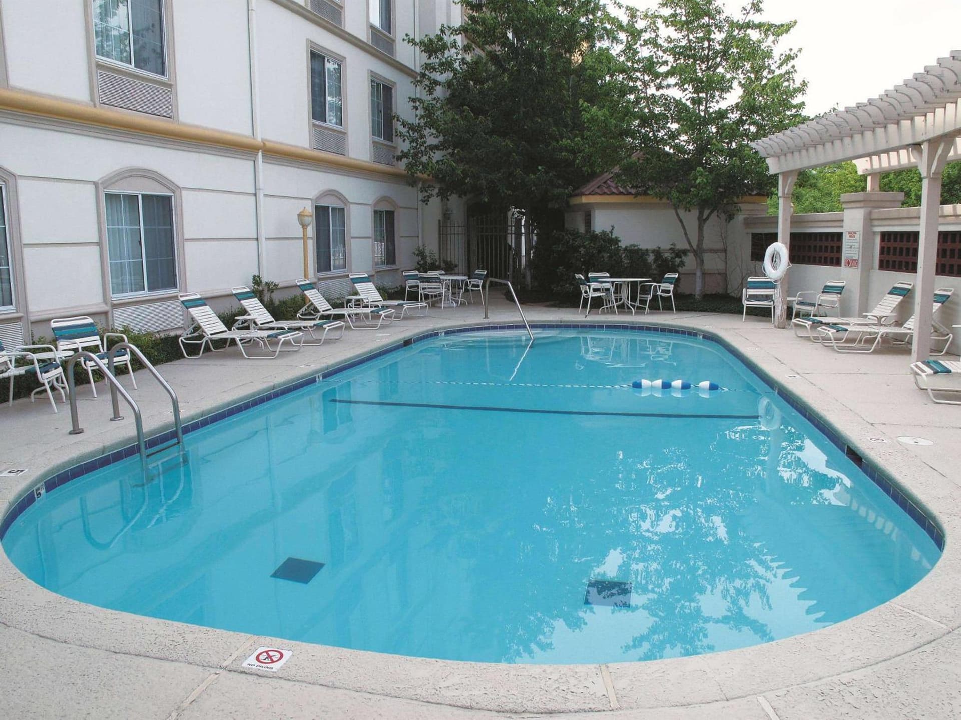 La Quinta by Wyndham St. Louis Westport interior in Saint Louis, MO — gallery photo 2
