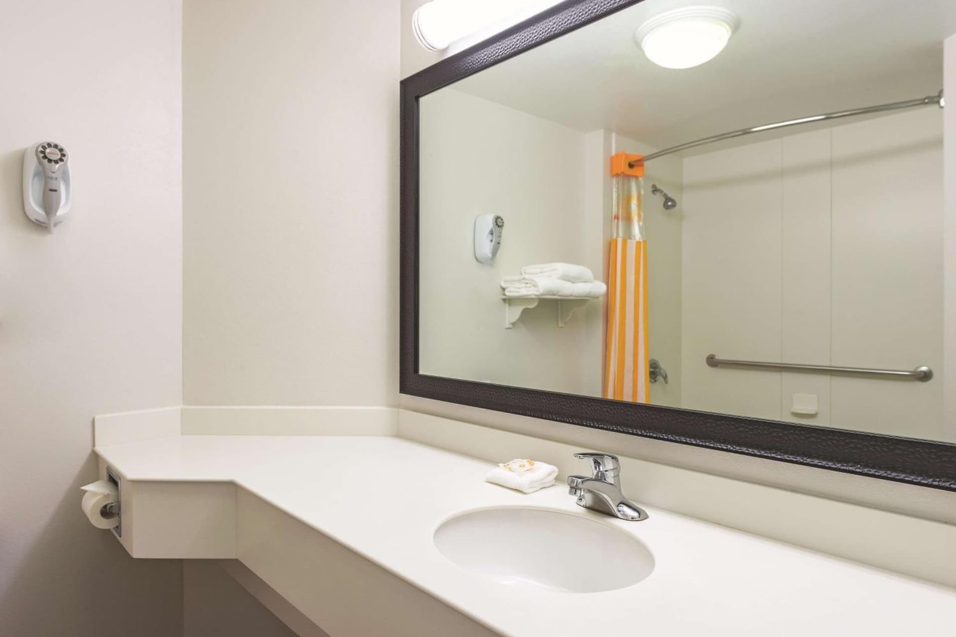 La Quinta by Wyndham St. Louis Westport gallery photo in Saint Louis, MO — image 25