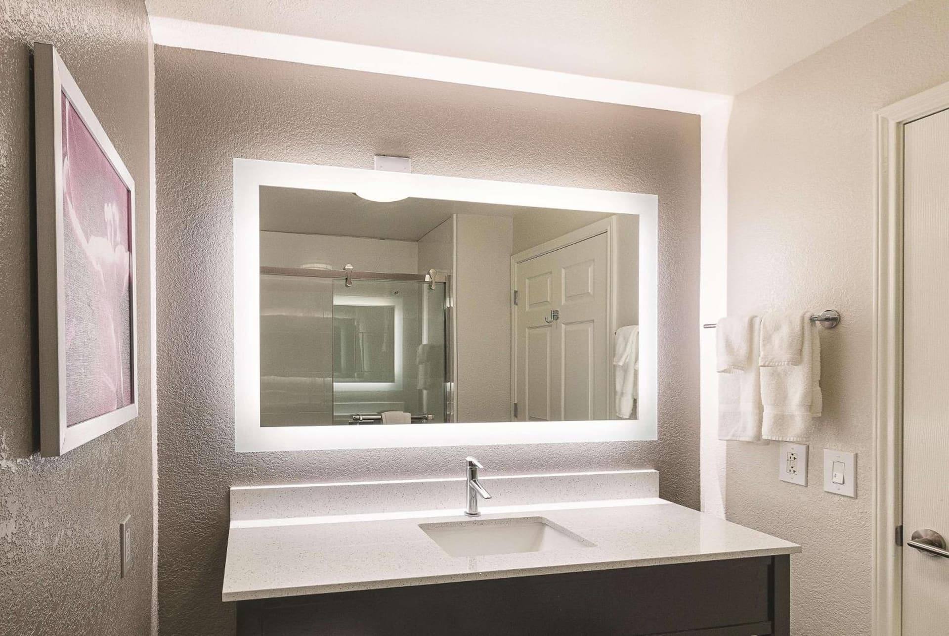 La Quinta by Wyndham Arlington North 6 Flags Dr gallery photo in Arlington, TX — image 53