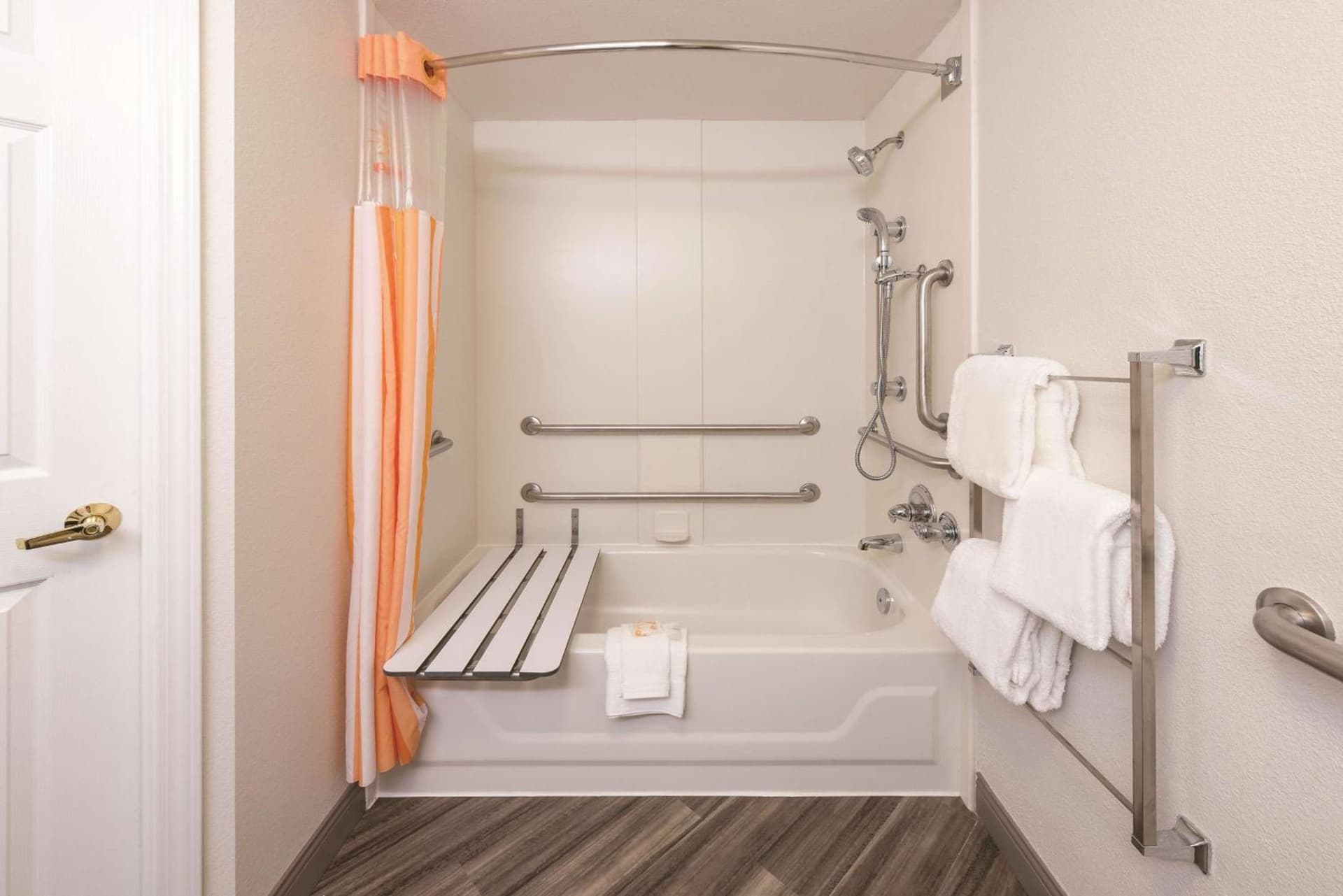 La Quinta by Wyndham St. Louis Westport gallery photo in Saint Louis, MO — image 34