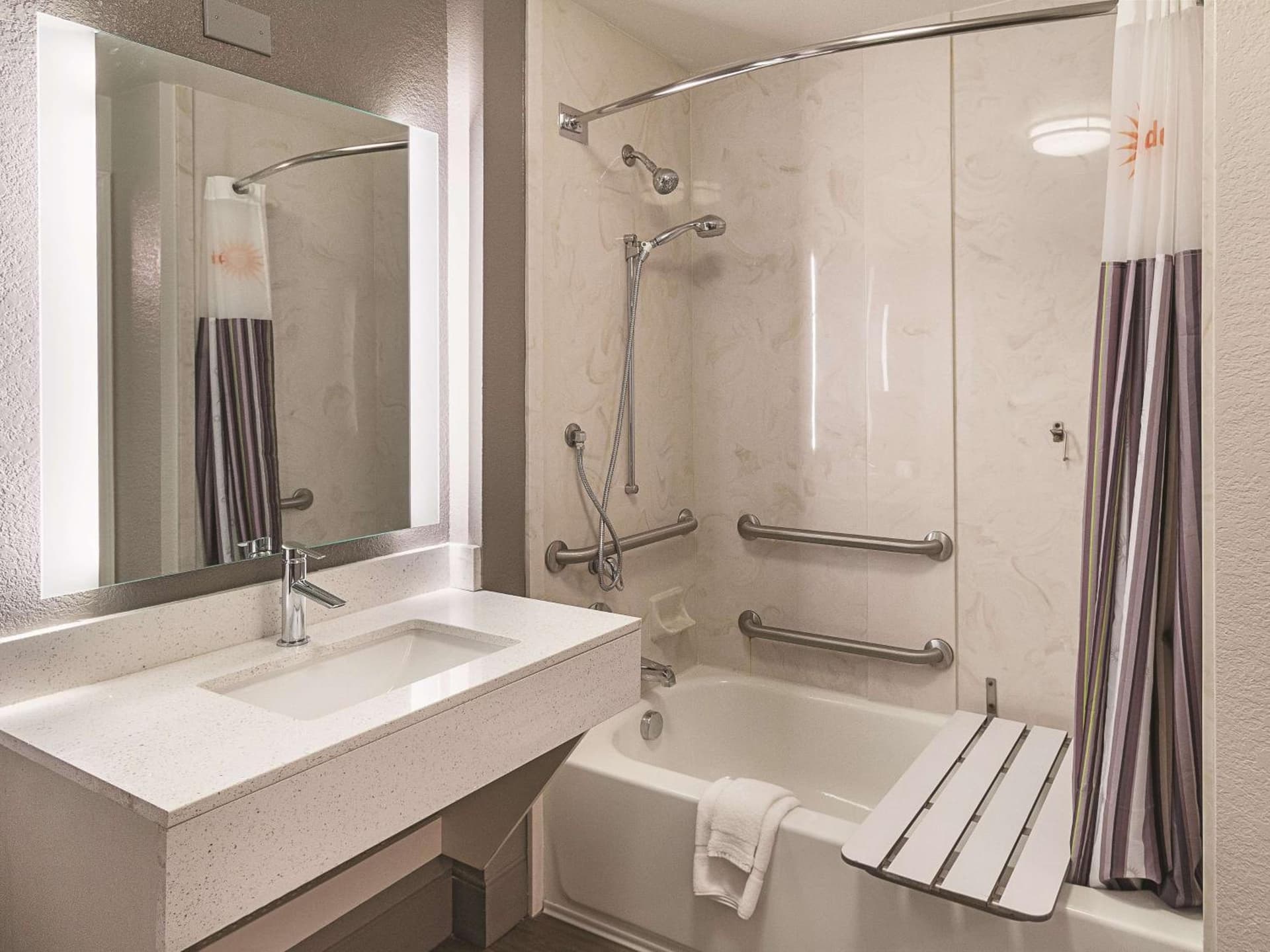 La Quinta by Wyndham Arlington North 6 Flags Dr gallery photo in Arlington, TX — image 54