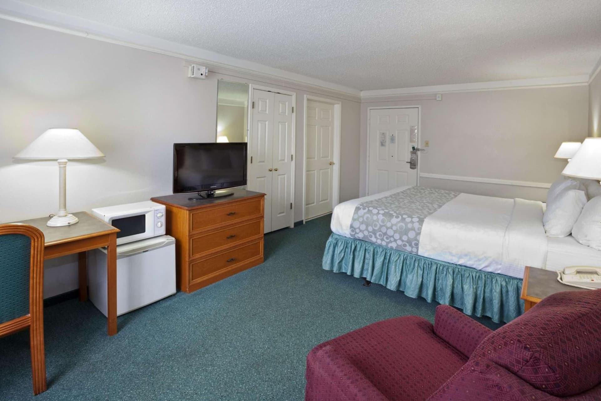 La Quinta Inn by Wyndham Omaha West property views in Omaha, NE — gallery photo 3