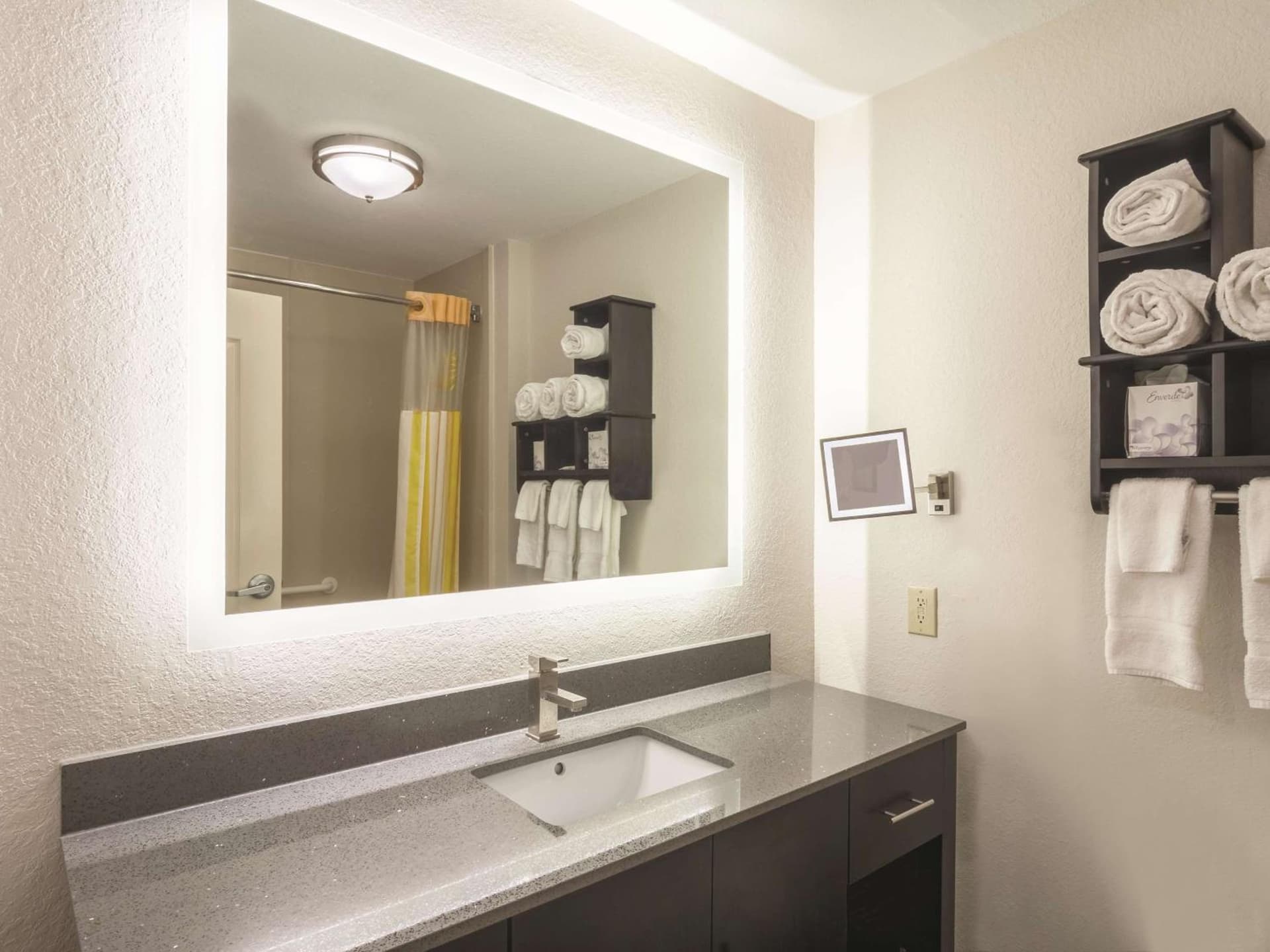 La Quinta by Wyndham Prattville interior in Prattville, AL — gallery photo 2