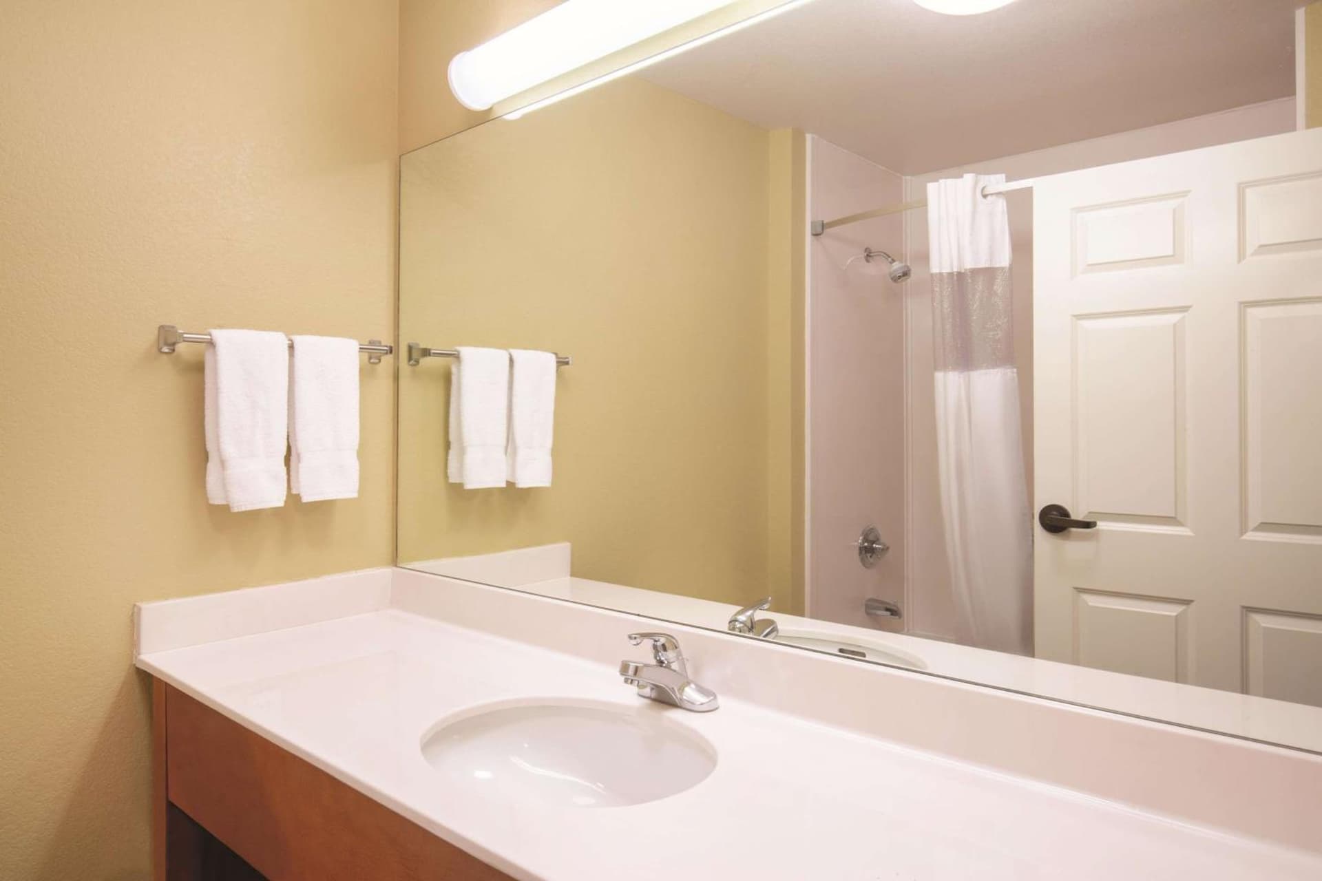La Quinta by Wyndham Bentonville interior in Bentonville, AR — gallery photo 2