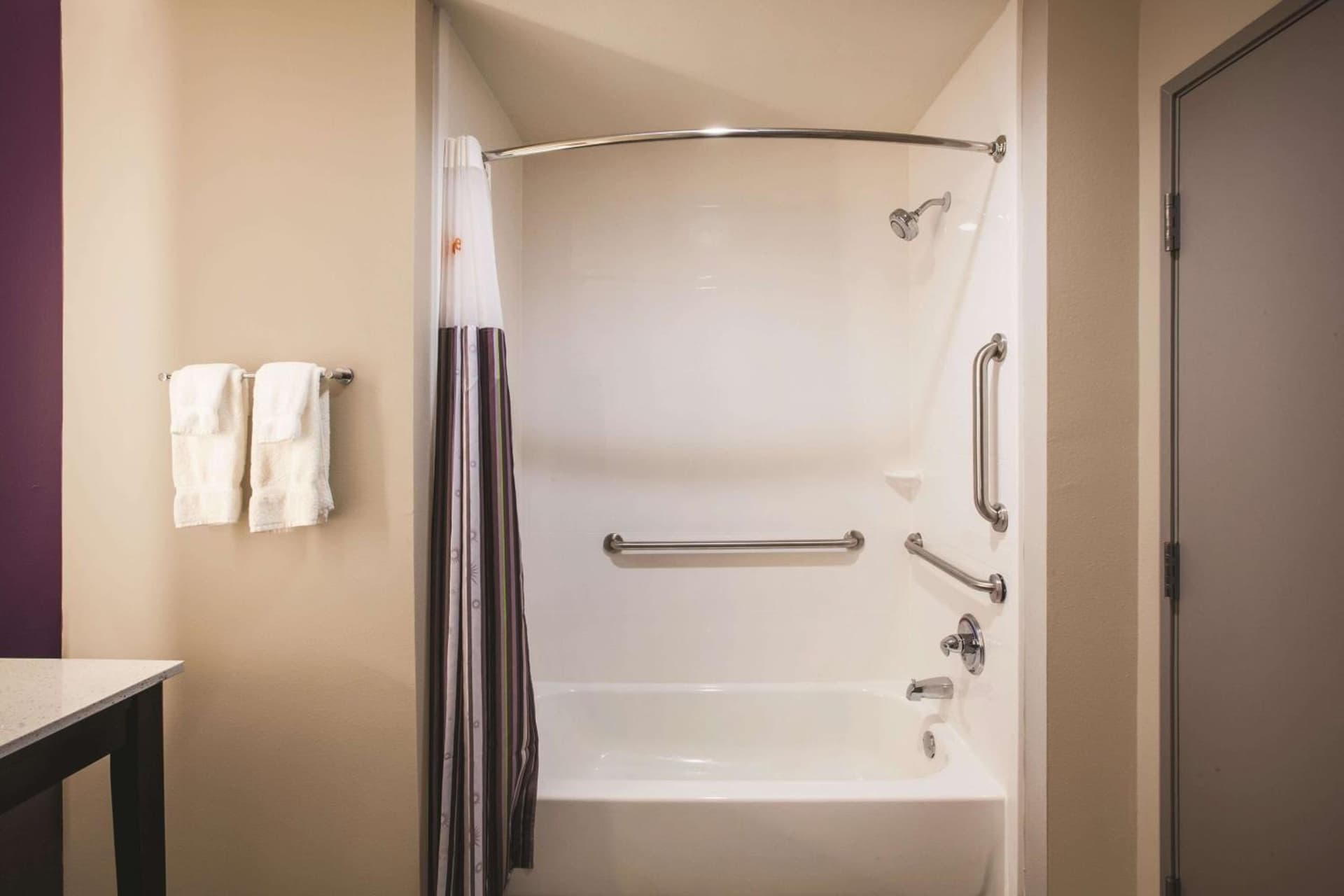 La Quinta by Wyndham Dallas Northeast-Arboretum property views in Garland, TX — gallery photo 3