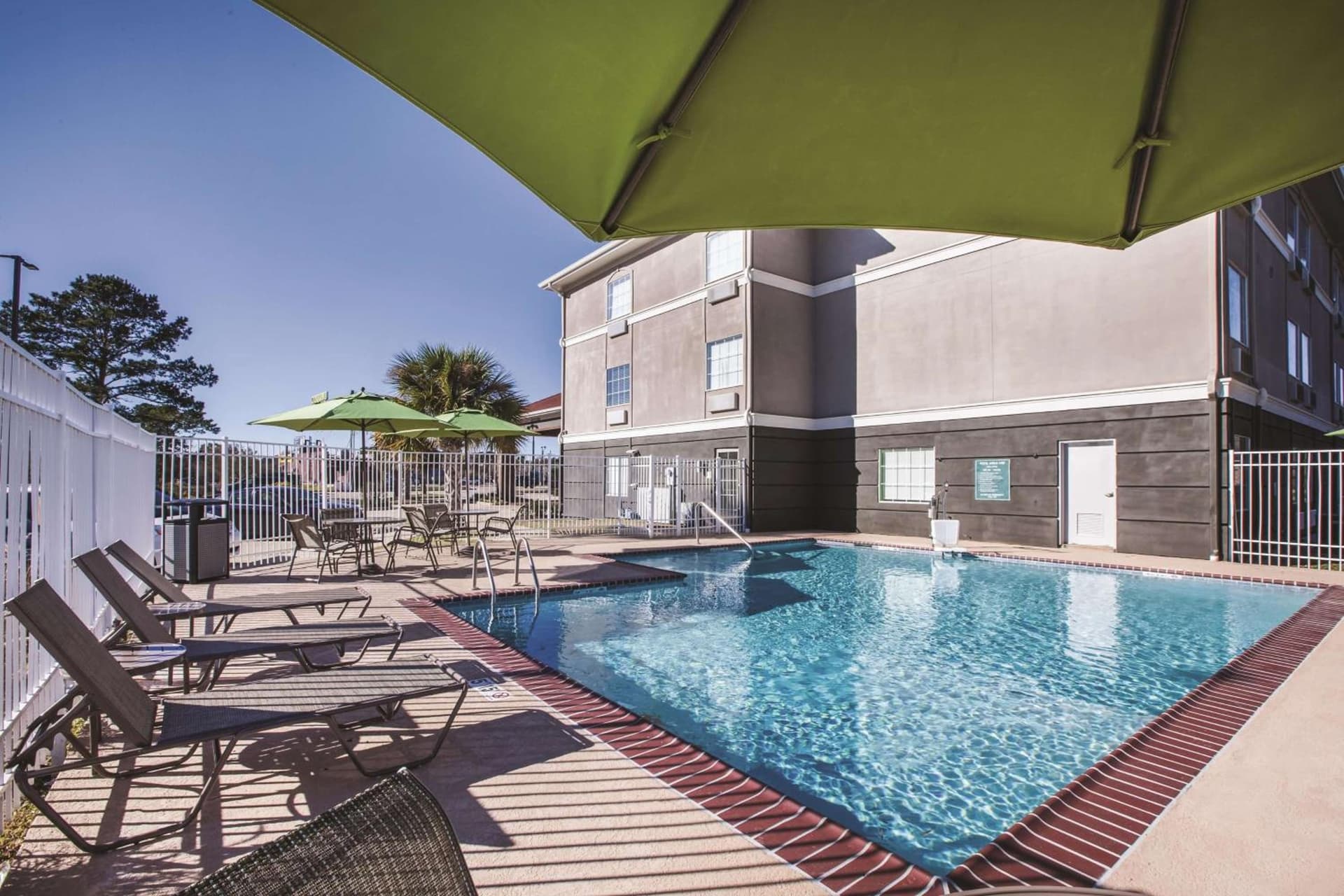 La Quinta by Wyndham Walker - Denham Springs interior in Walker, LA — gallery photo 2