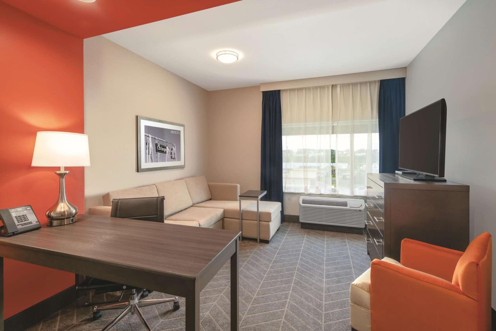 La Quinta by Wyndham Opelika Auburn gallery photo in Opelika, AL — image 10