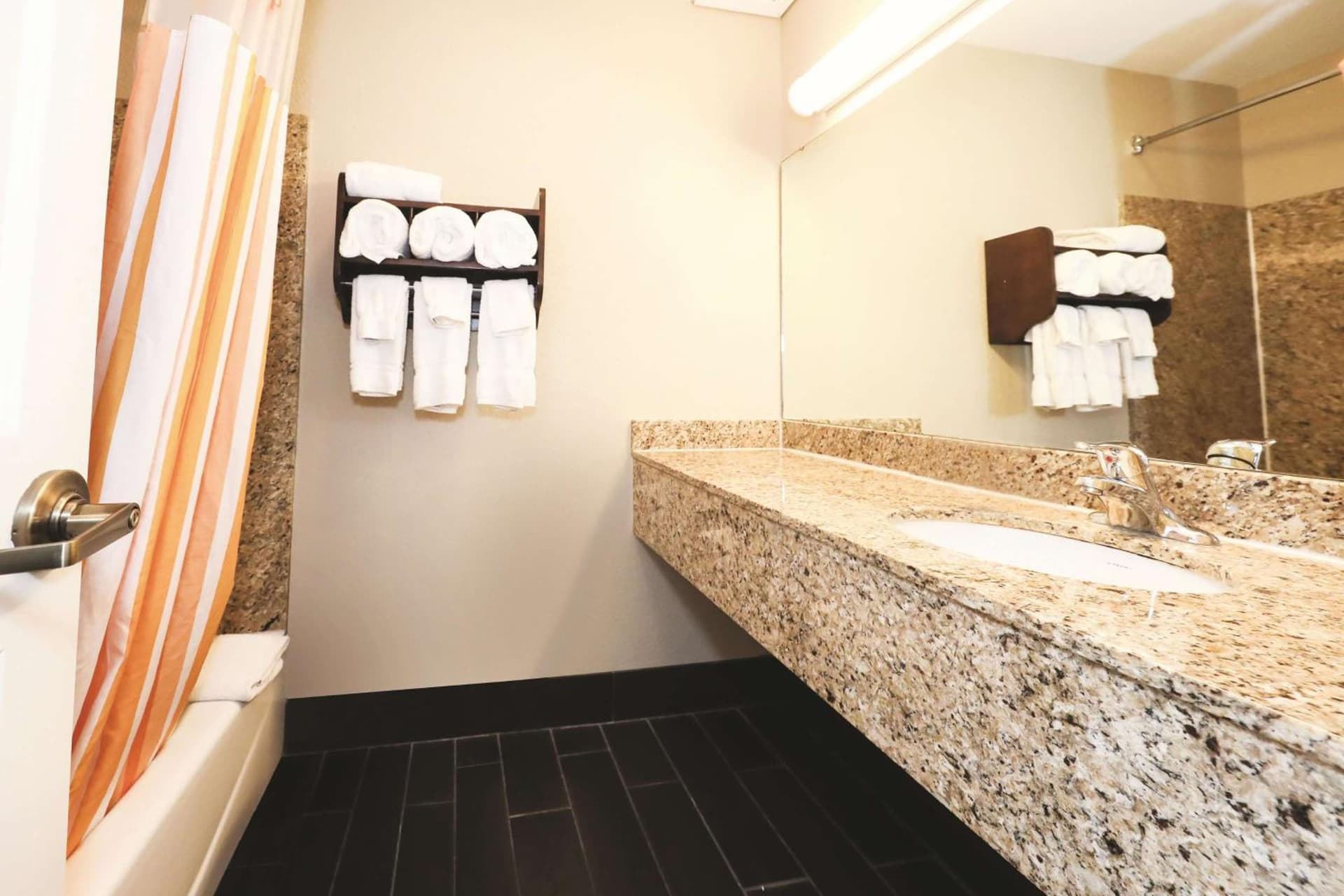 La Quinta Inn by Wyndham Sandusky near Cedar Point gallery photo in Sandusky, OH — image 31