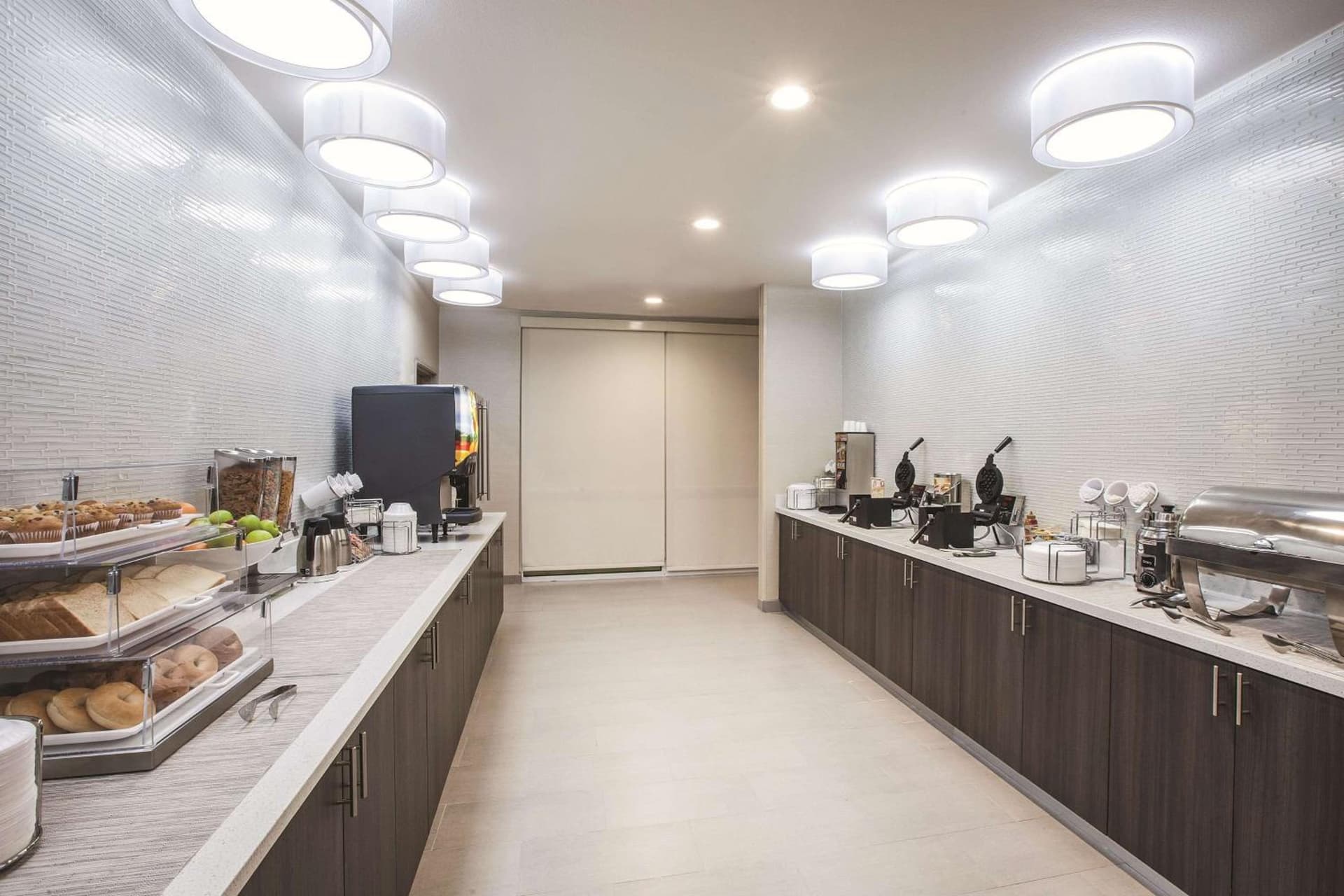 La Quinta by Wyndham Dallas Northeast-Arboretum gallery photo in Garland, TX — image 9